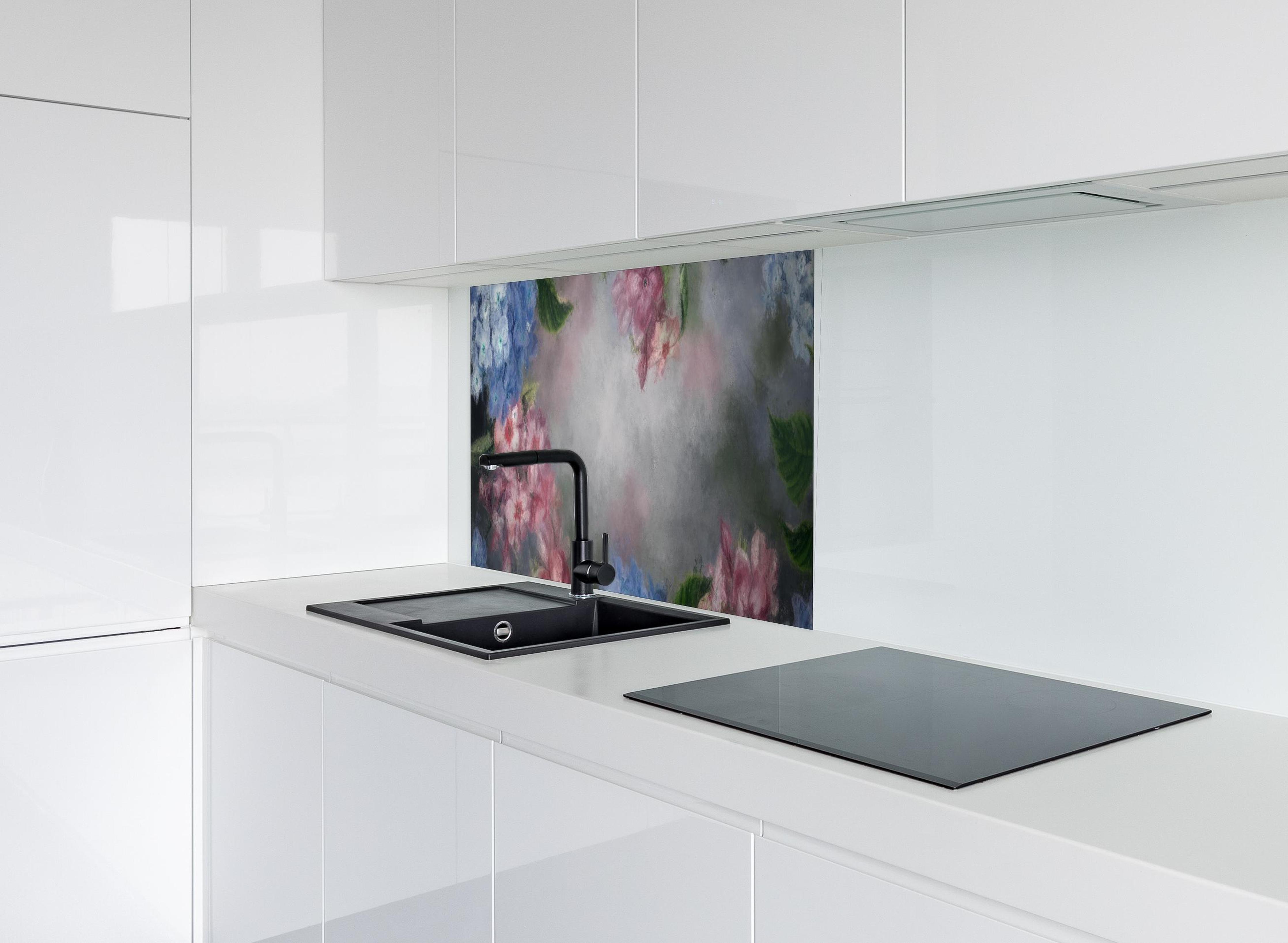 Spritzschutz - antiquarisches Blumengemälde hinter modernem schwarz-matten Spülbecken in weißer Hochglanz-Küche