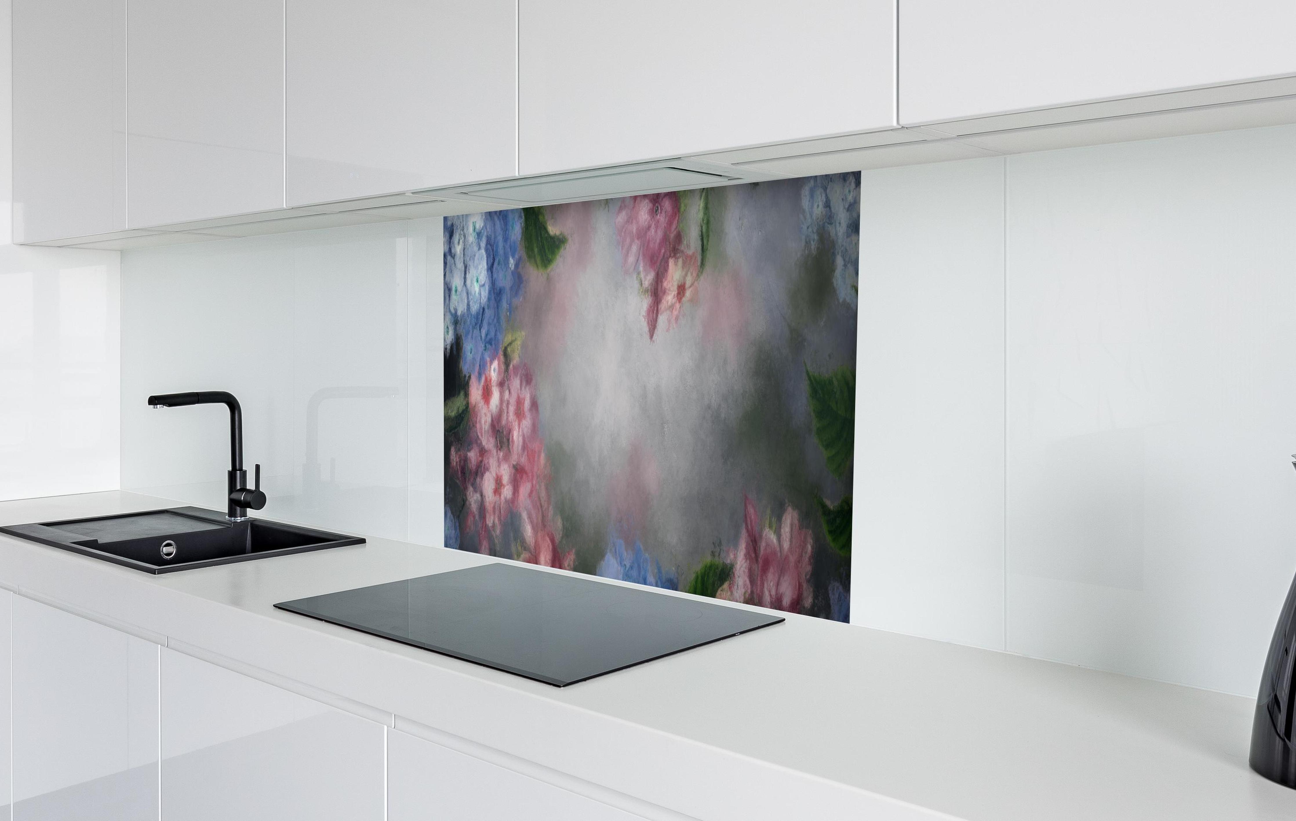 Spritzschutz - antiquarisches Blumengemälde  in weißer Hochglanz-Küche hinter einem Cerankochfeld