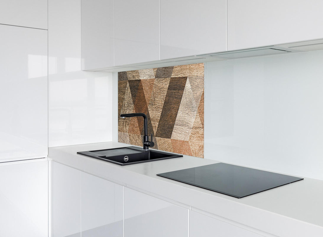 Spritzschutz - geometrisches Mosaik Design hinter modernem schwarz-matten Spülbecken in weißer Hochglanz-Küche