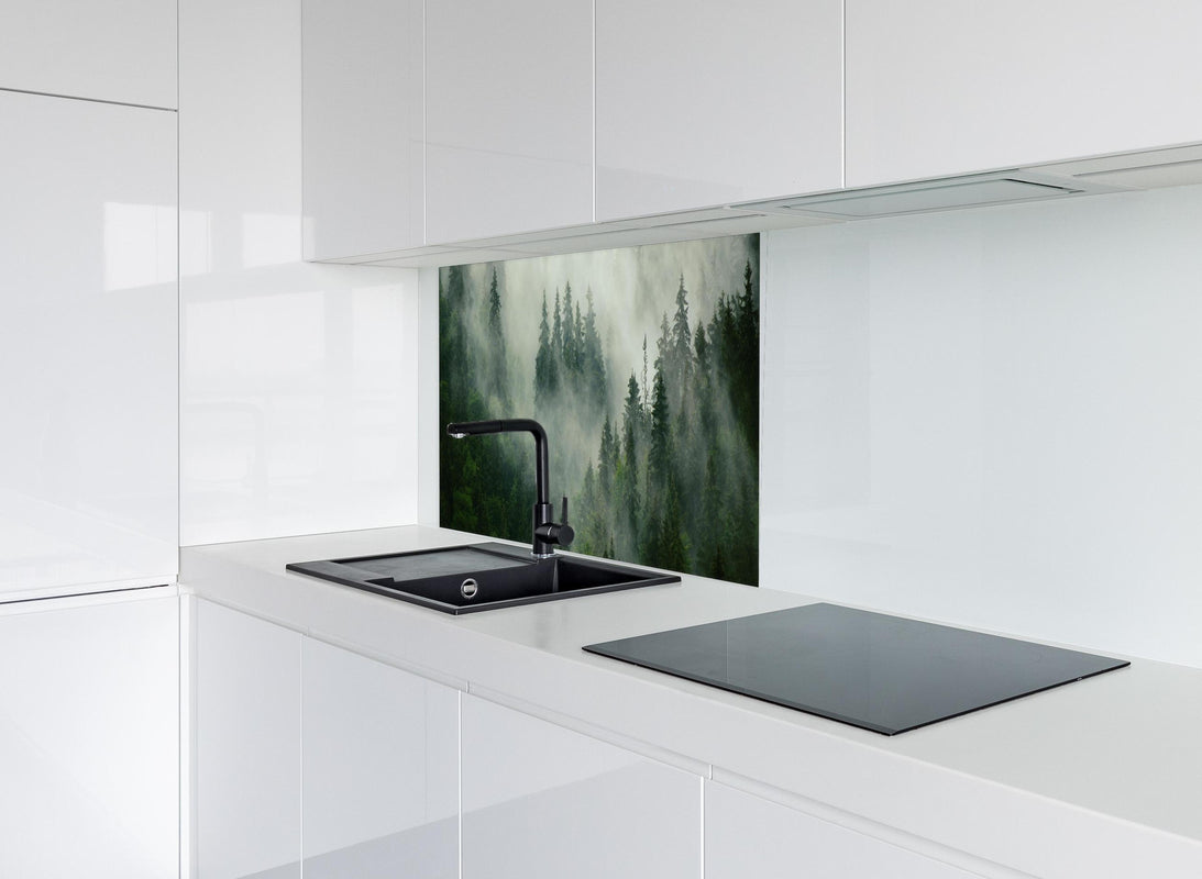 Spritzschutz - neblige Waldlandschaft hinter modernem schwarz-matten Spülbecken in weißer Hochglanz-Küche