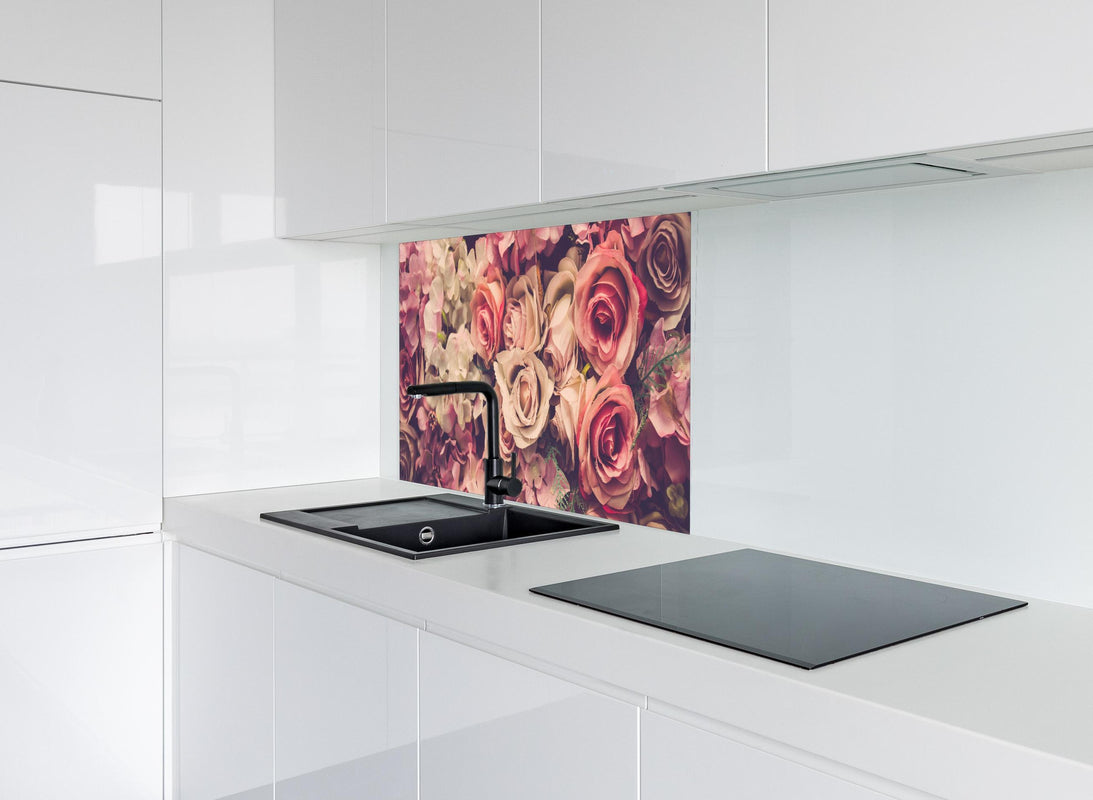 Spritzschutz - retro rosa Rosen  hinter modernem schwarz-matten Spülbecken in weißer Hochglanz-Küche
