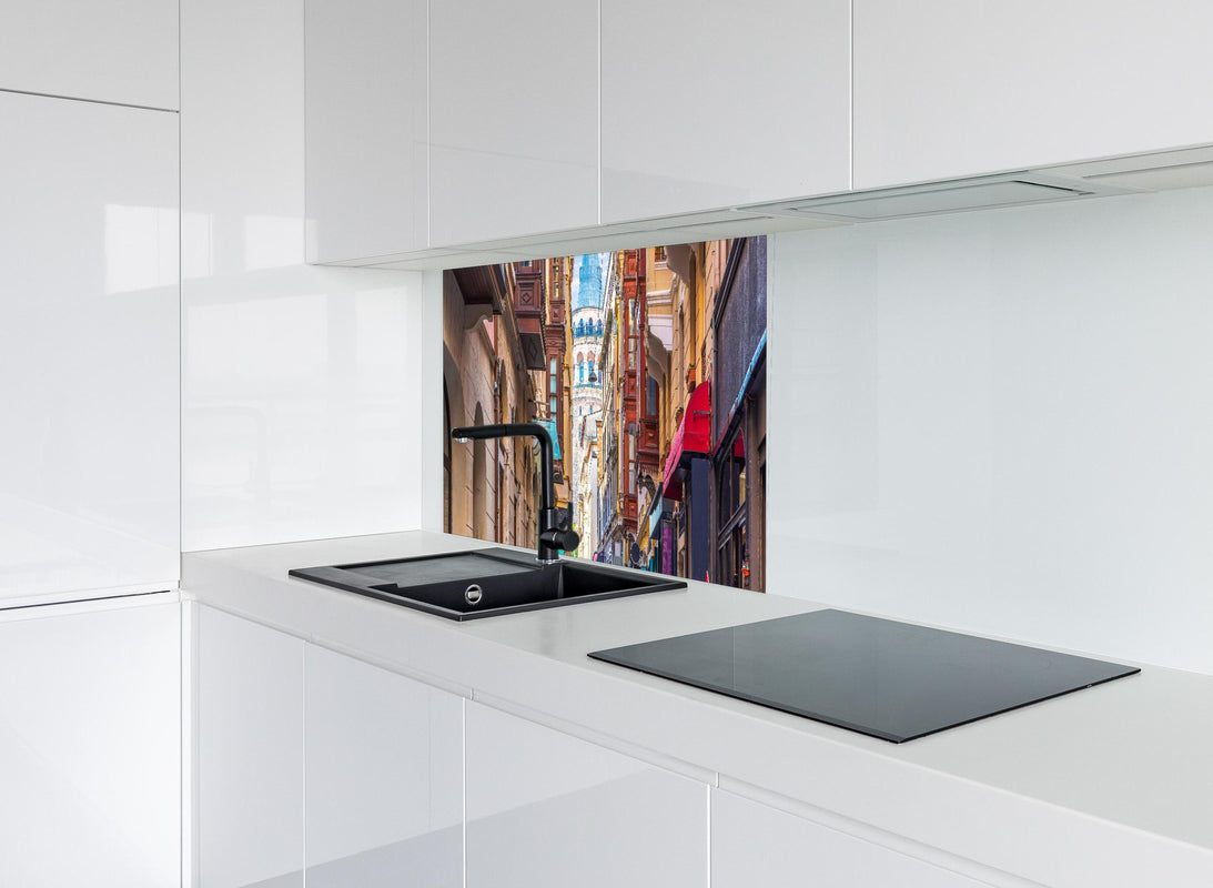 Spritzschutz - ruhige Gassenansicht auf Galata-Turm hinter modernem schwarz-matten Spülbecken in weißer Hochglanz-Küche