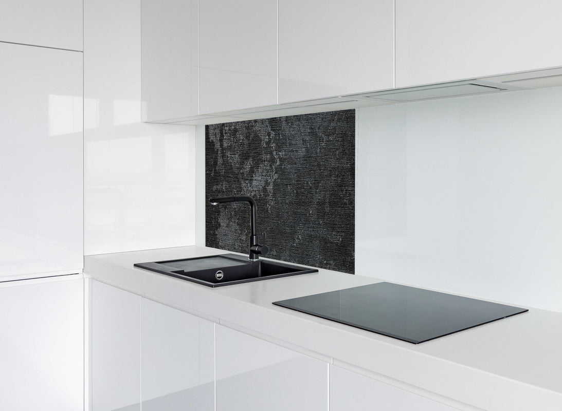 Spritzschutz - wild gebürstetes Metall hinter modernem schwarz-matten Spülbecken in weißer Hochglanz-Küche