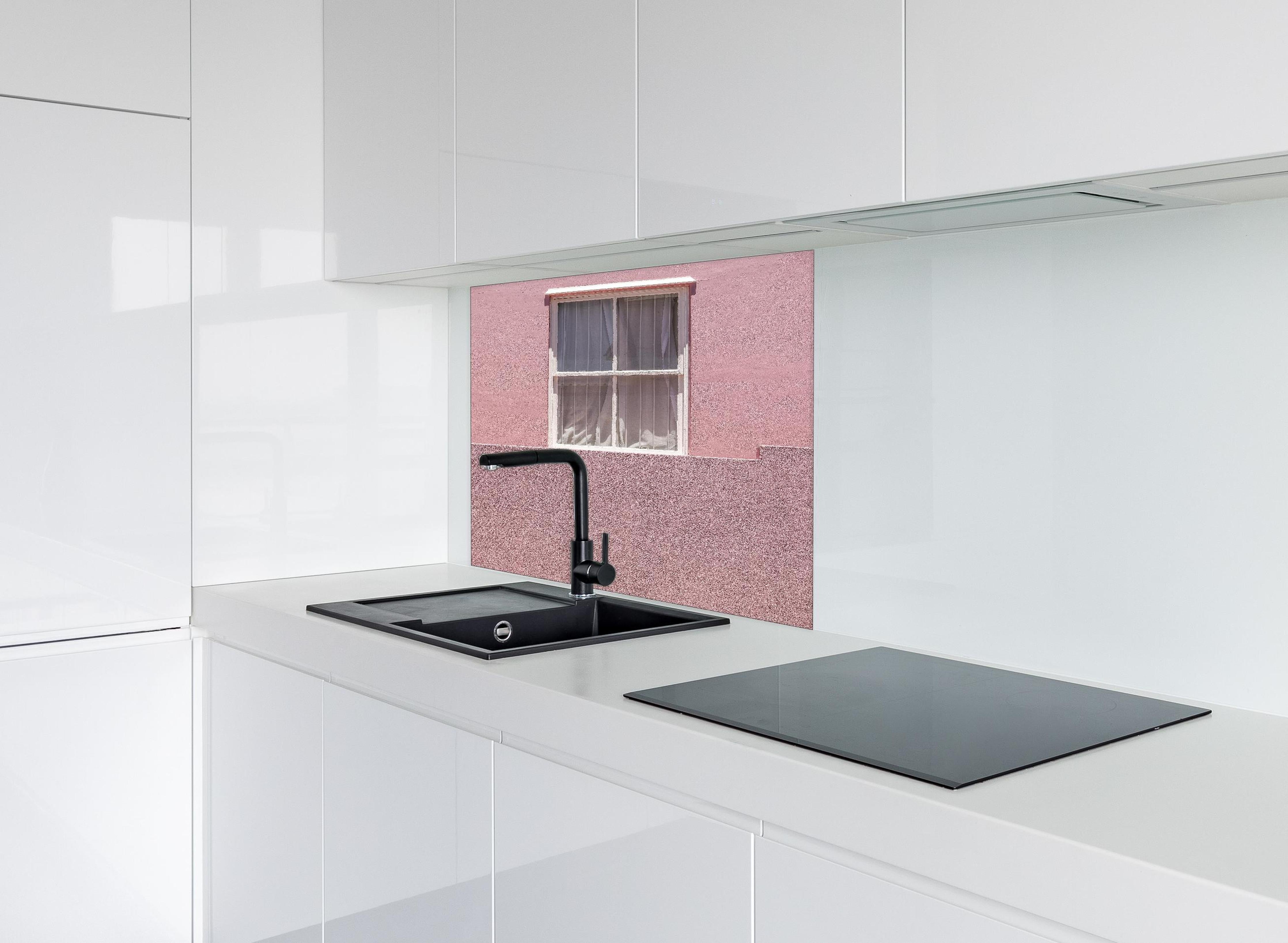 Spritzschutz - Städtische Pinkfarbene Wand mit Fenster hinter einem Cerankochfeld zwischen Holz-Kochutensilien
