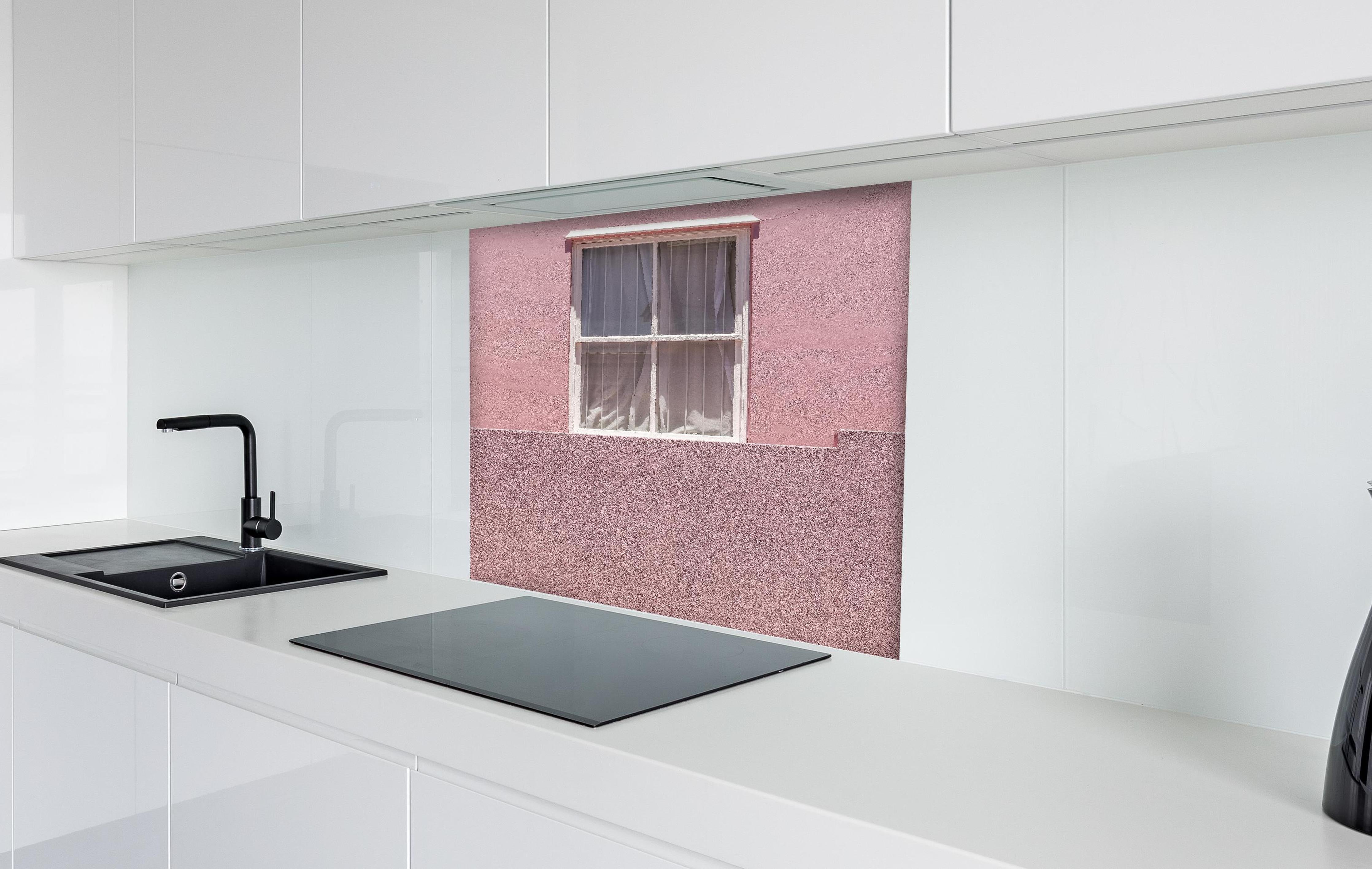 Spritzschutz - Städtische Pinkfarbene Wand mit Fenster hinter einem Cerankochfeld zwischen Holz-Kochutensilien
