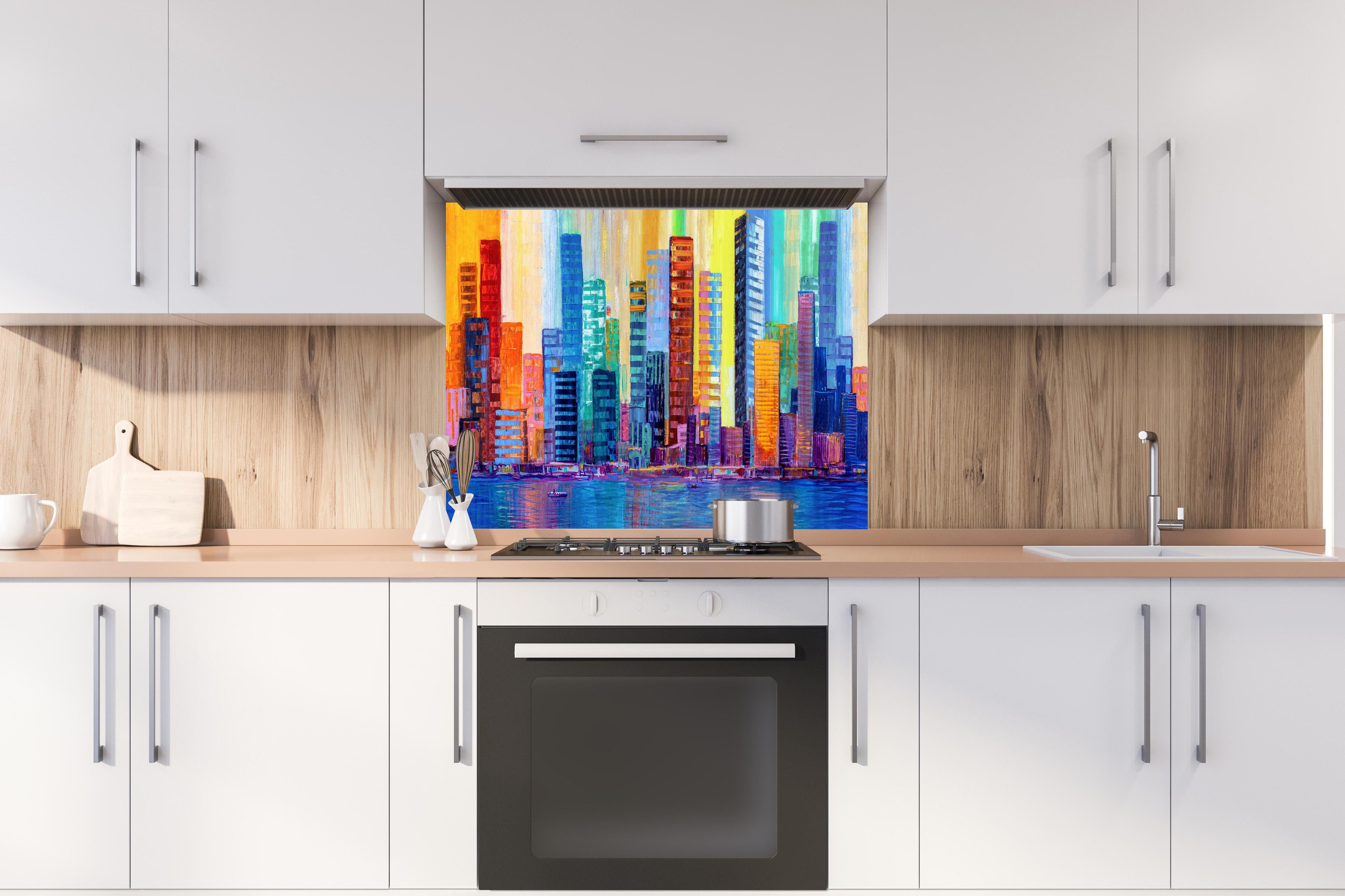 Spritzschutz - Städtisches Gemälde - Bunt hinter einem Cerankochfeld zwischen Holz-Kochutensilien
