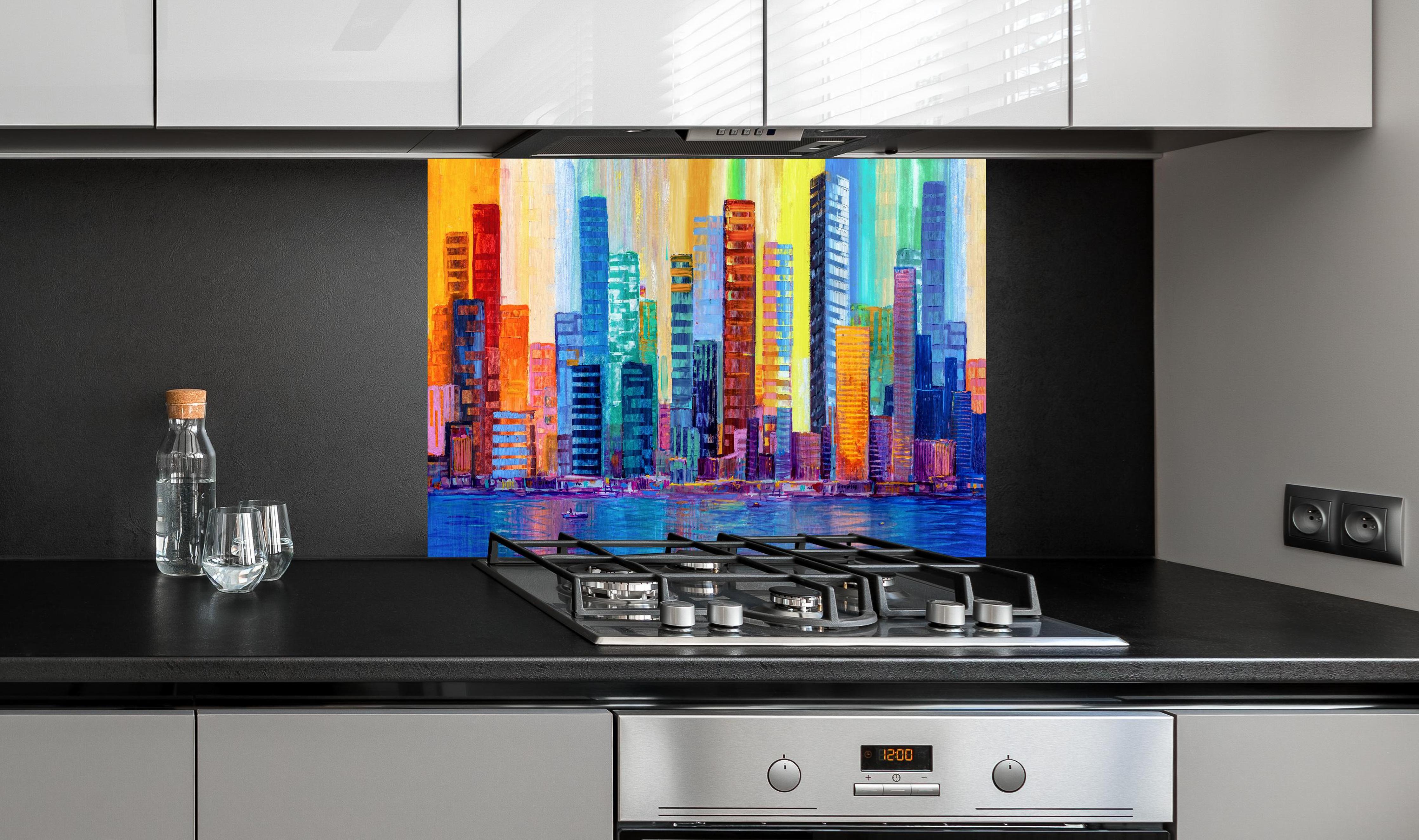 Spritzschutz - Städtisches Gemälde - Bunt hinter einem Cerankochfeld zwischen Holz-Kochutensilien
