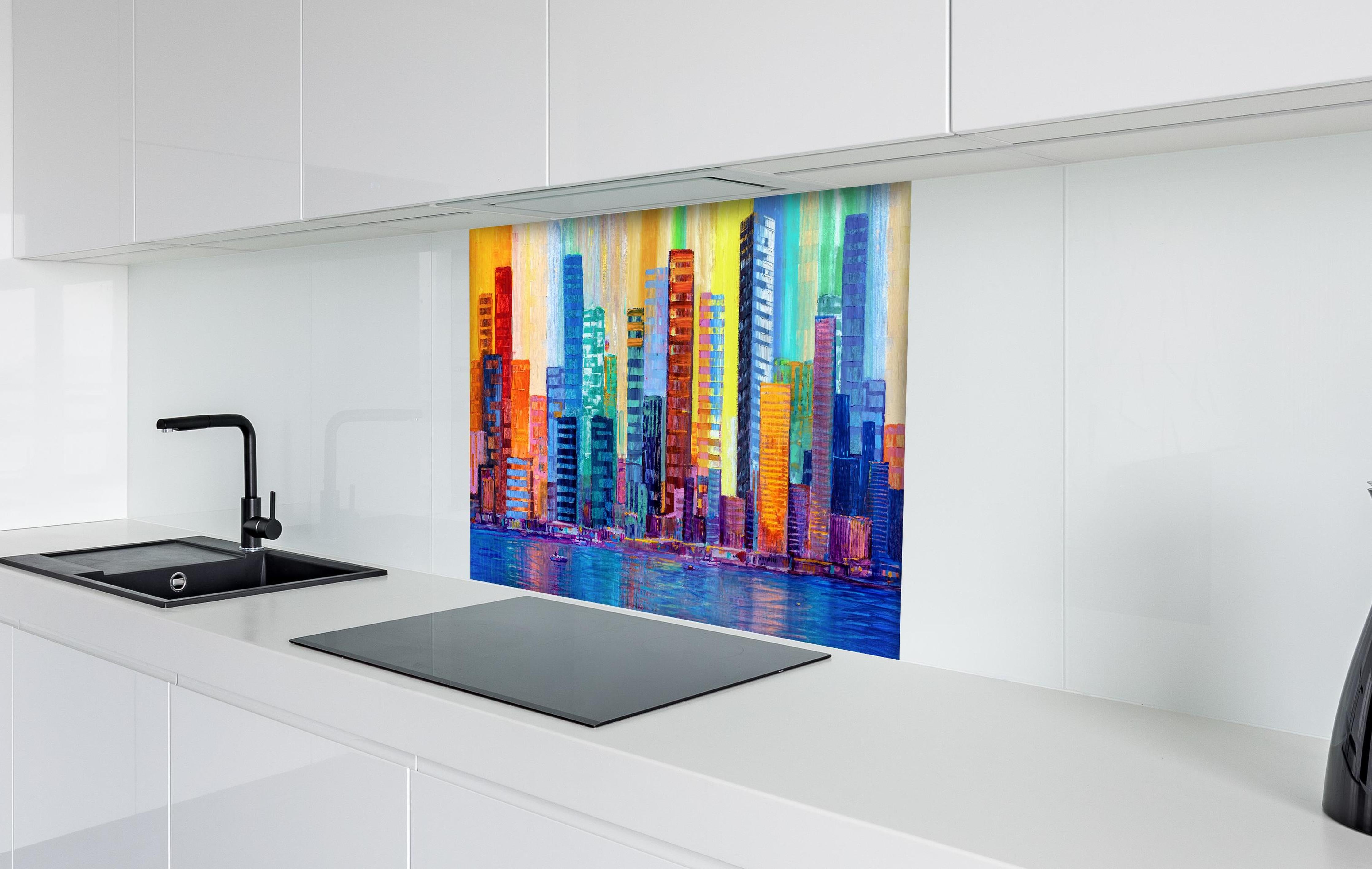 Spritzschutz - Städtisches Gemälde - Bunt hinter einem Cerankochfeld zwischen Holz-Kochutensilien
