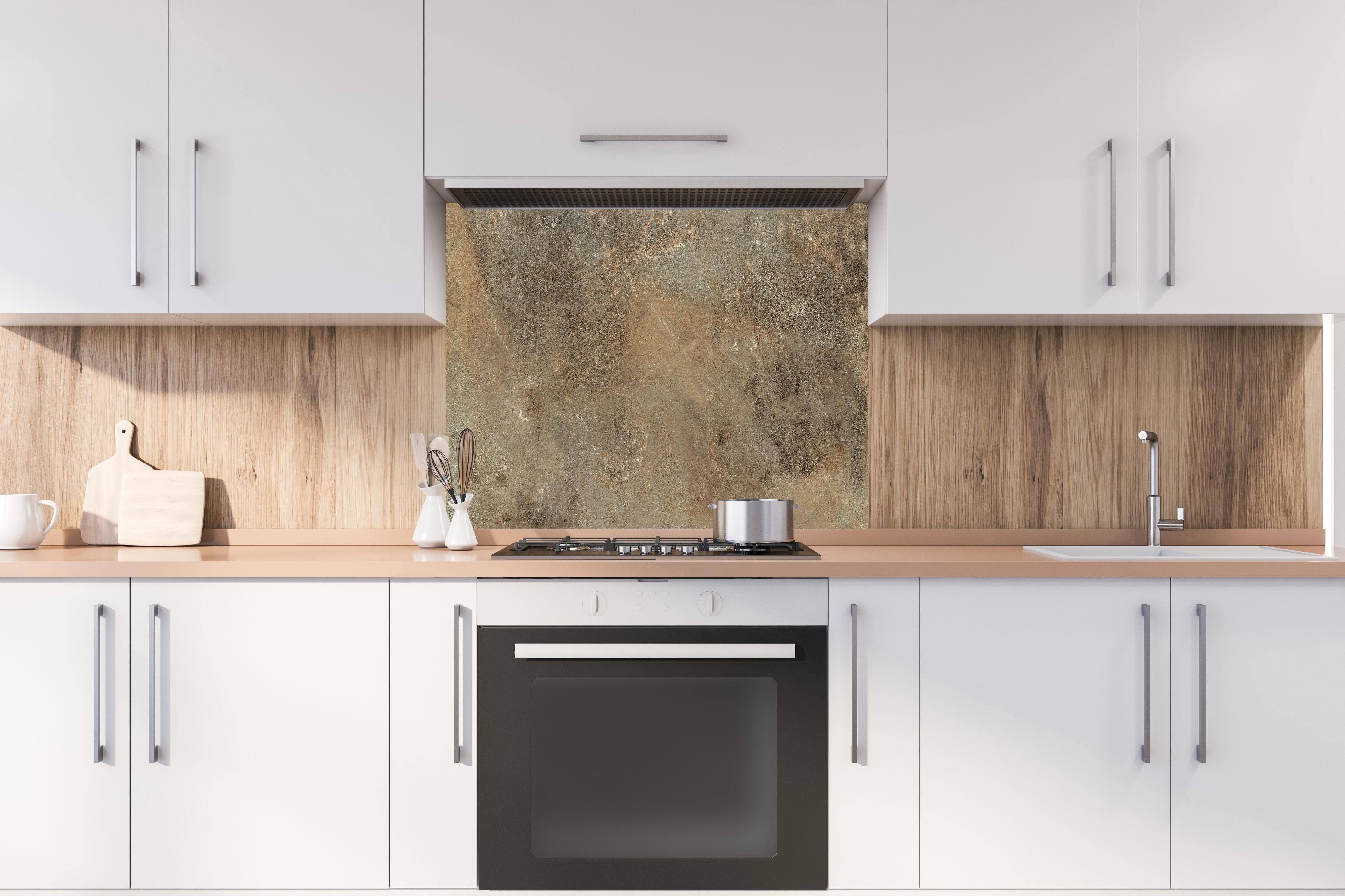 Spritzschutz - Steinige Zement Struktur hinter einem Cerankochfeld zwischen Holz-Kochutensilien
