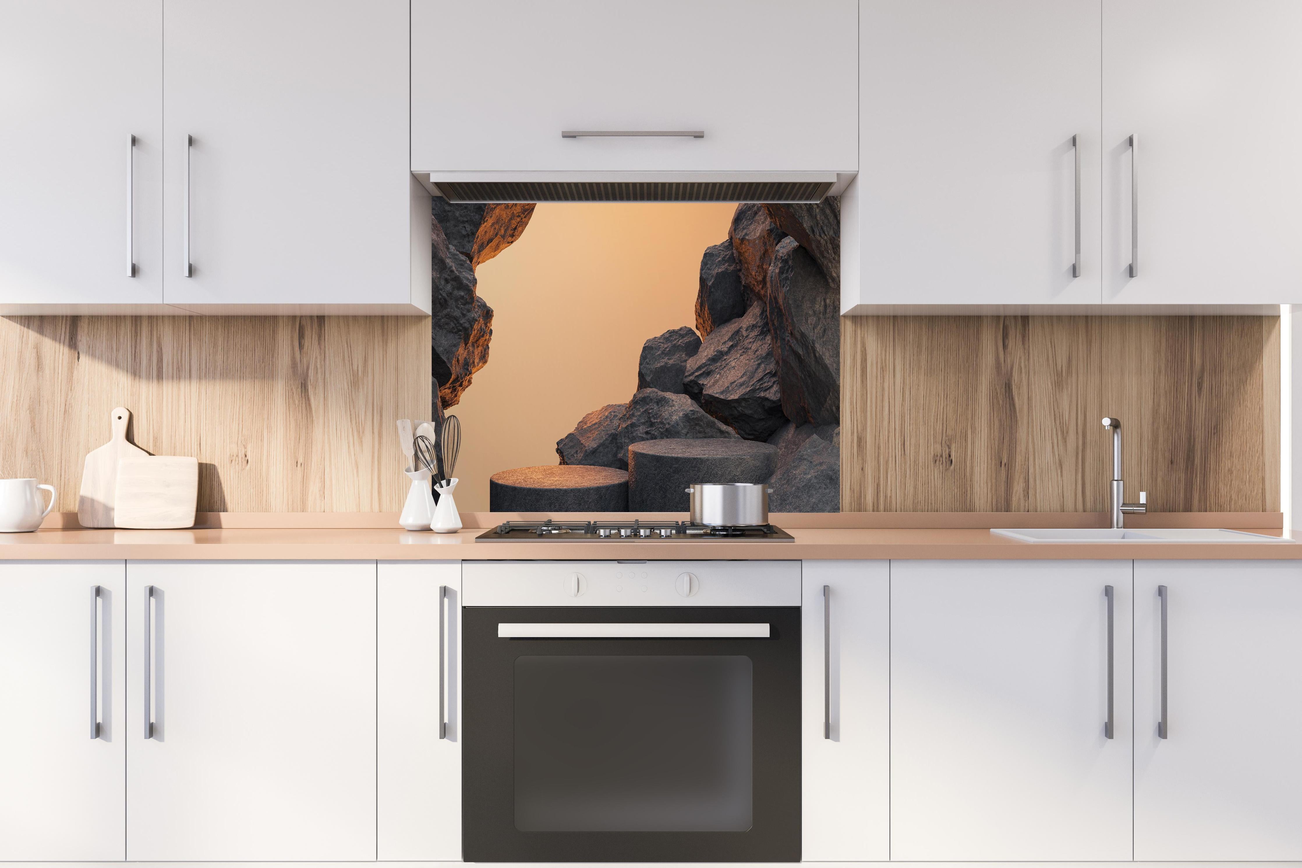 Spritzschutz - Steiniger Hintergrund - Grau hinter einem Cerankochfeld zwischen Holz-Kochutensilien
