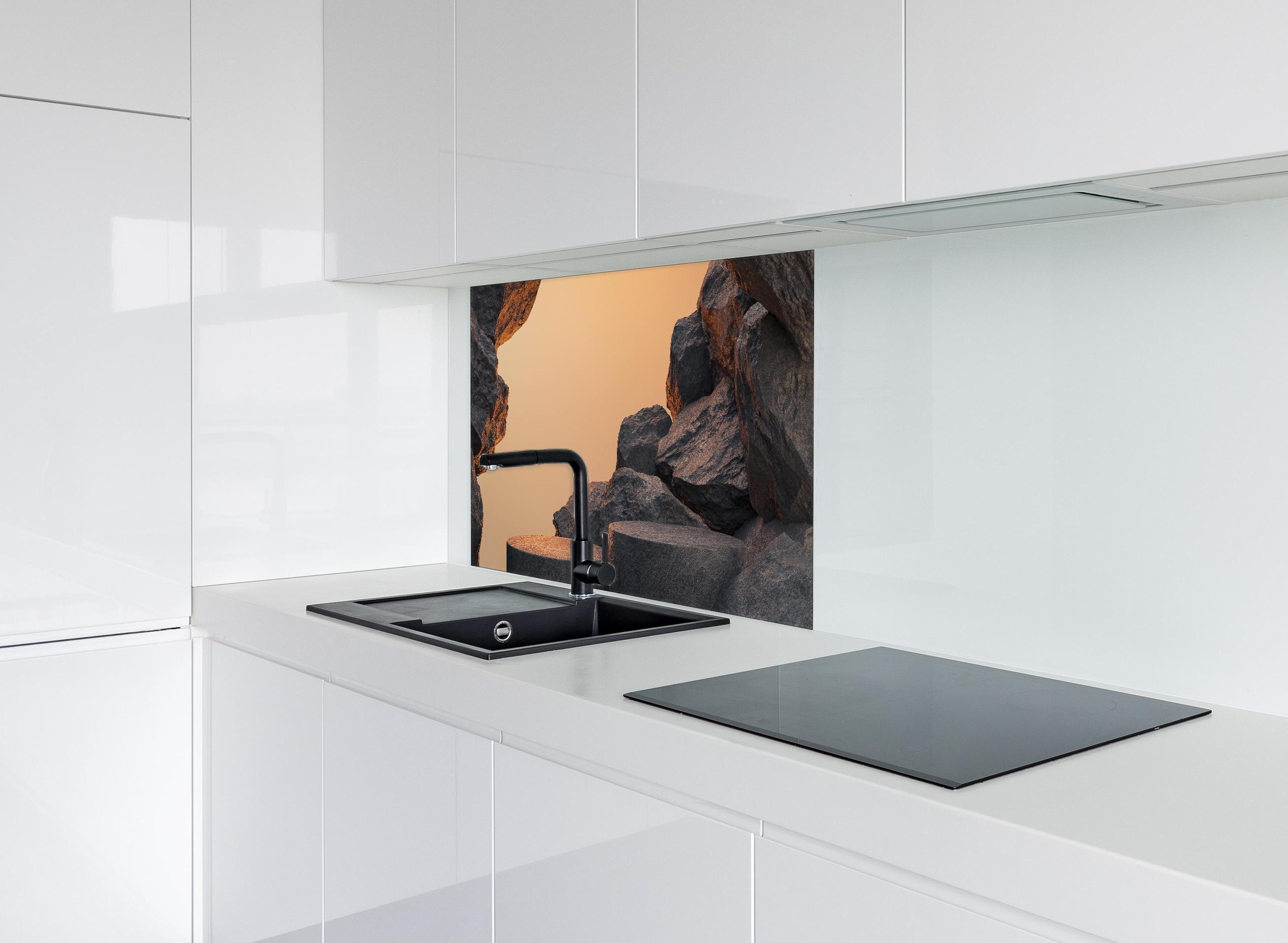 Spritzschutz - Steiniger Hintergrund - Grau hinter einem Cerankochfeld zwischen Holz-Kochutensilien
