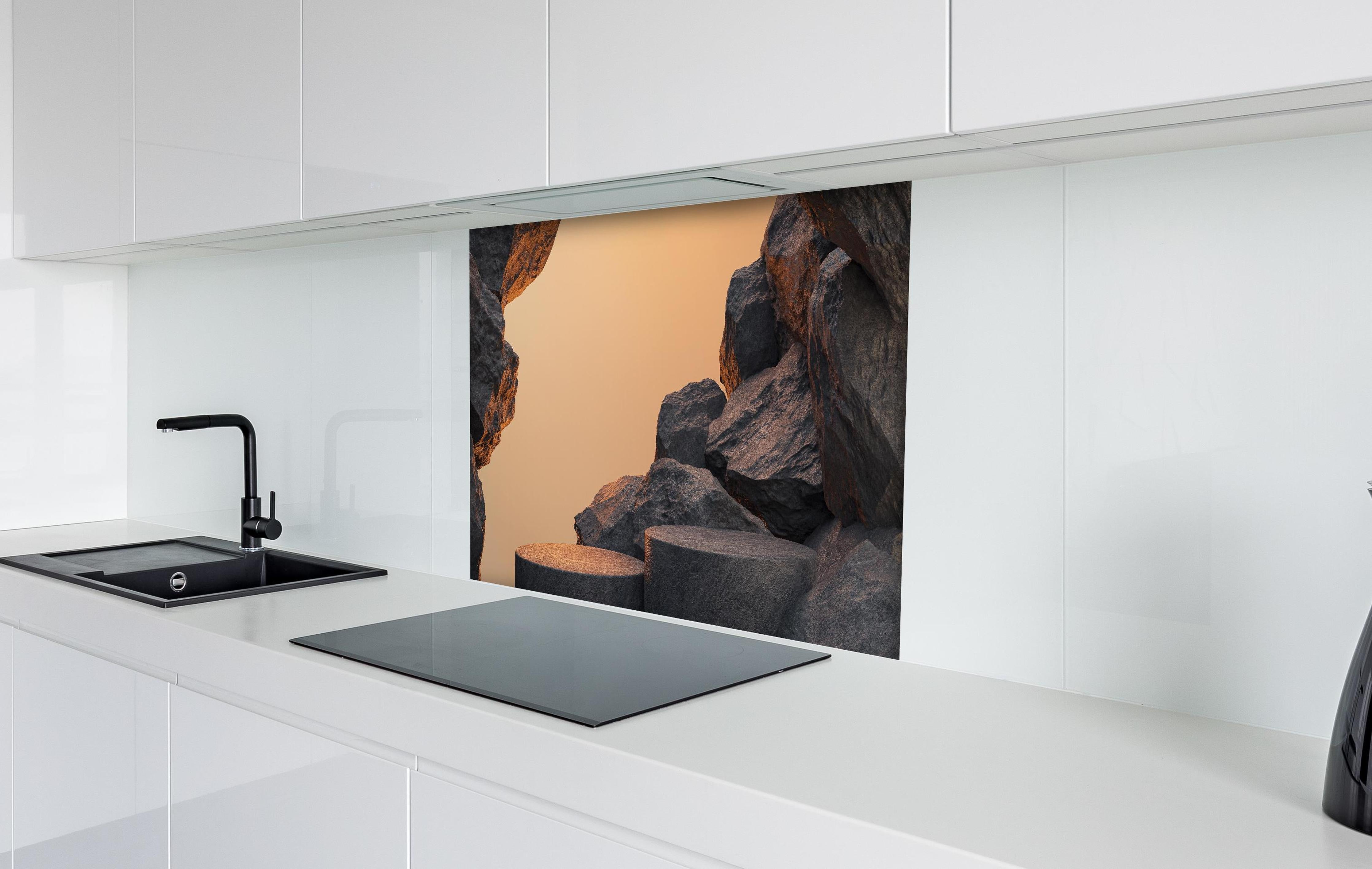 Spritzschutz - Steiniger Hintergrund - Grau hinter einem Cerankochfeld zwischen Holz-Kochutensilien
