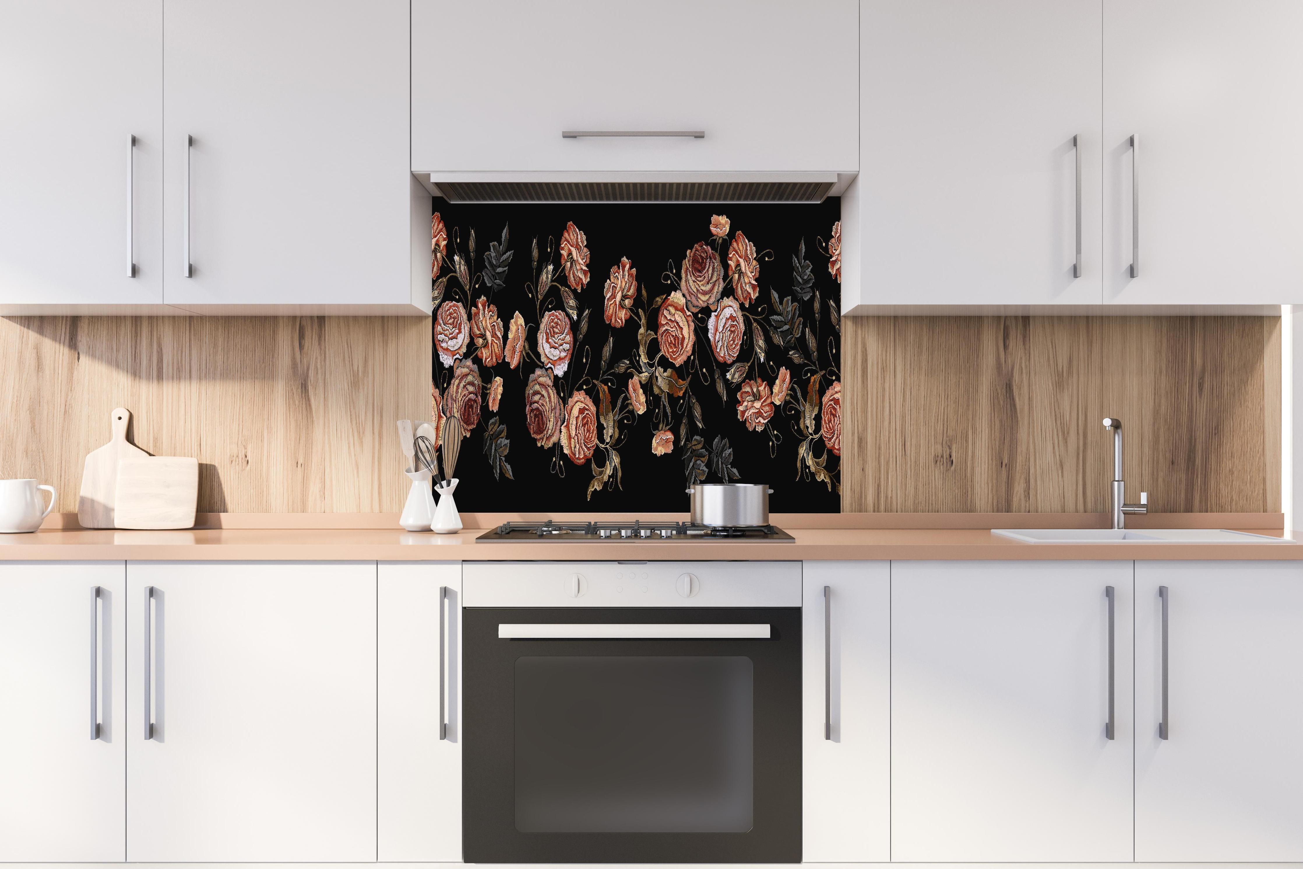 Spritzschutz - Stickerei Vintage Rosen auf Schwarz Muster hinter einem Cerankochfeld zwischen Holz-Kochutensilien
