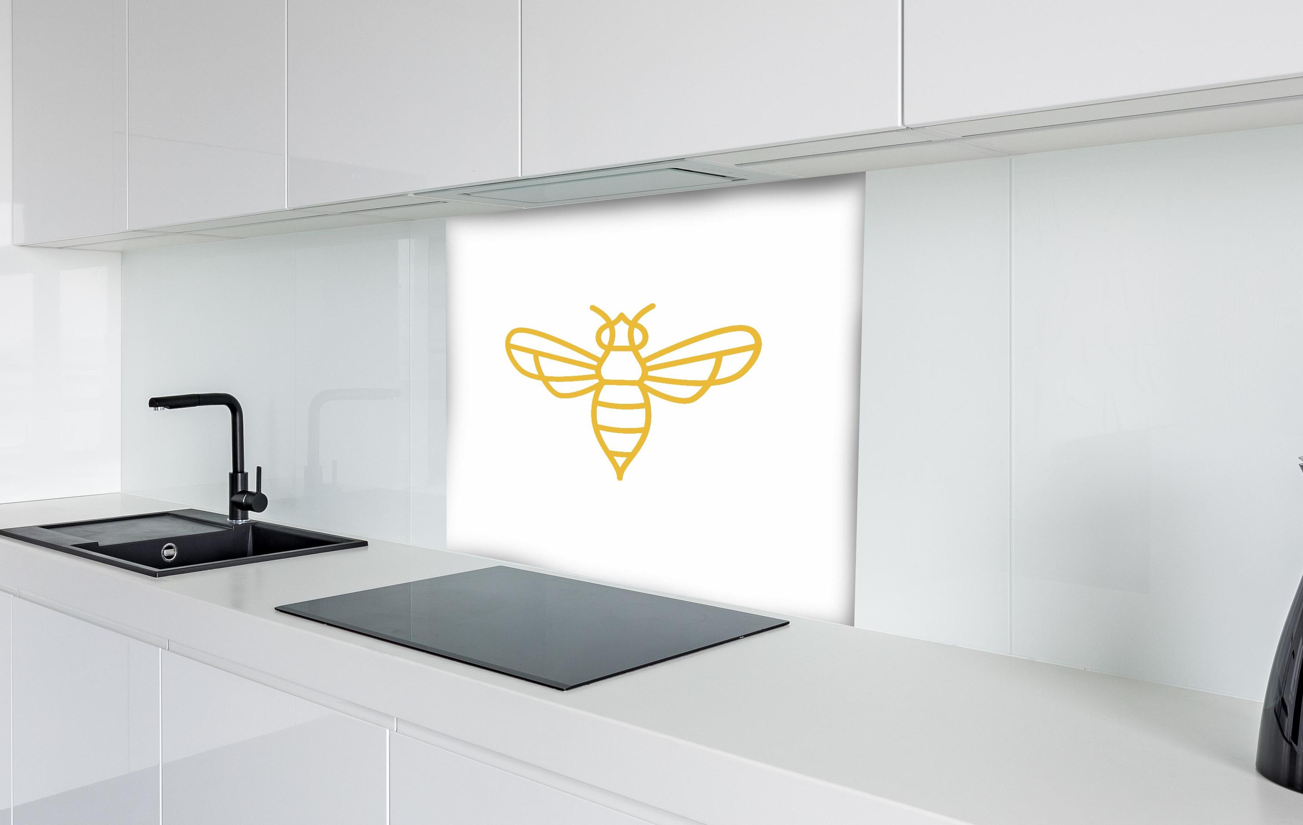 Spritzschutz - Stilisierte Goldfarbene Biene Illustration hinter einem Cerankochfeld zwischen Holz-Kochutensilien
