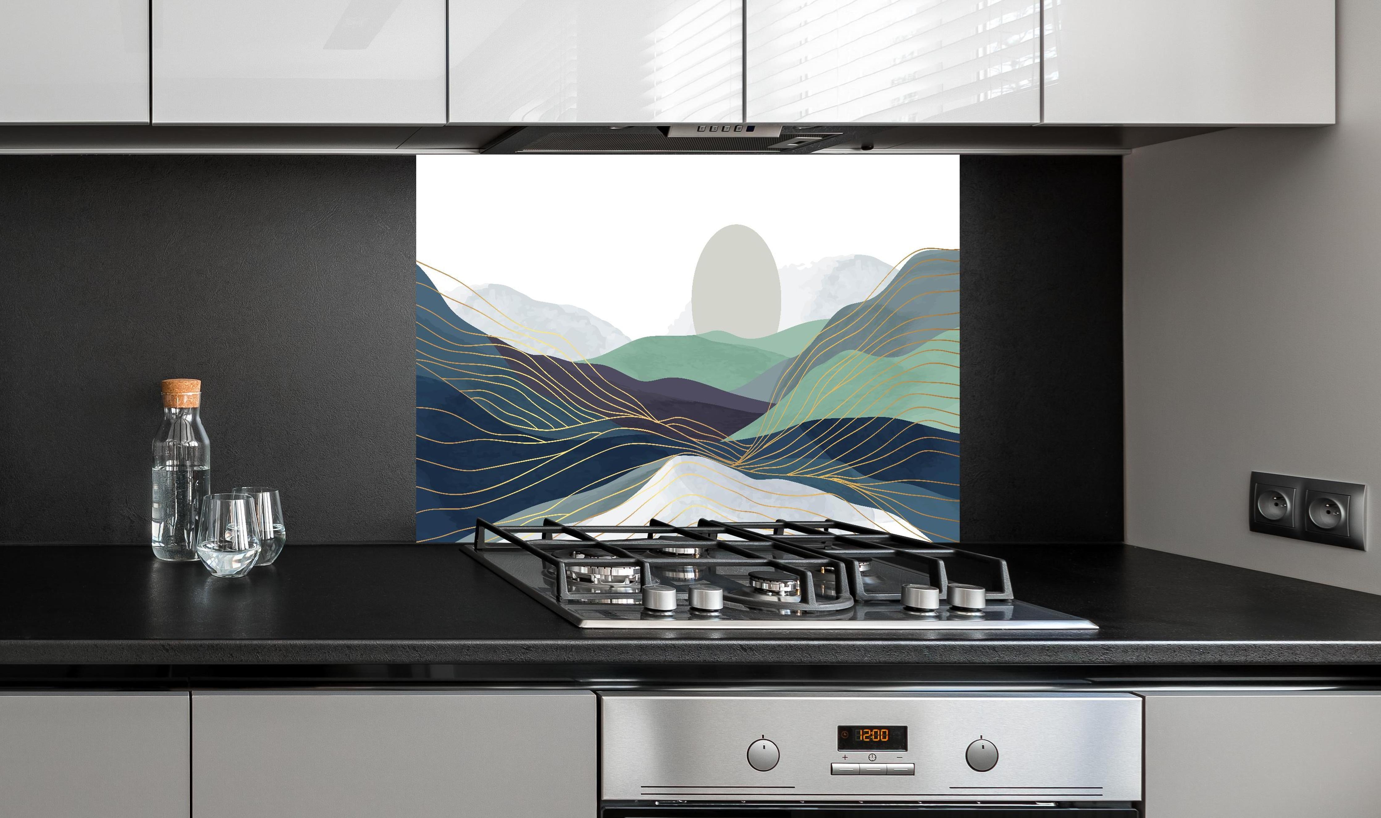 Spritzschutz - Stilisierte Hügel-Landschaft mit Sonne hinter einem Cerankochfeld zwischen Holz-Kochutensilien
