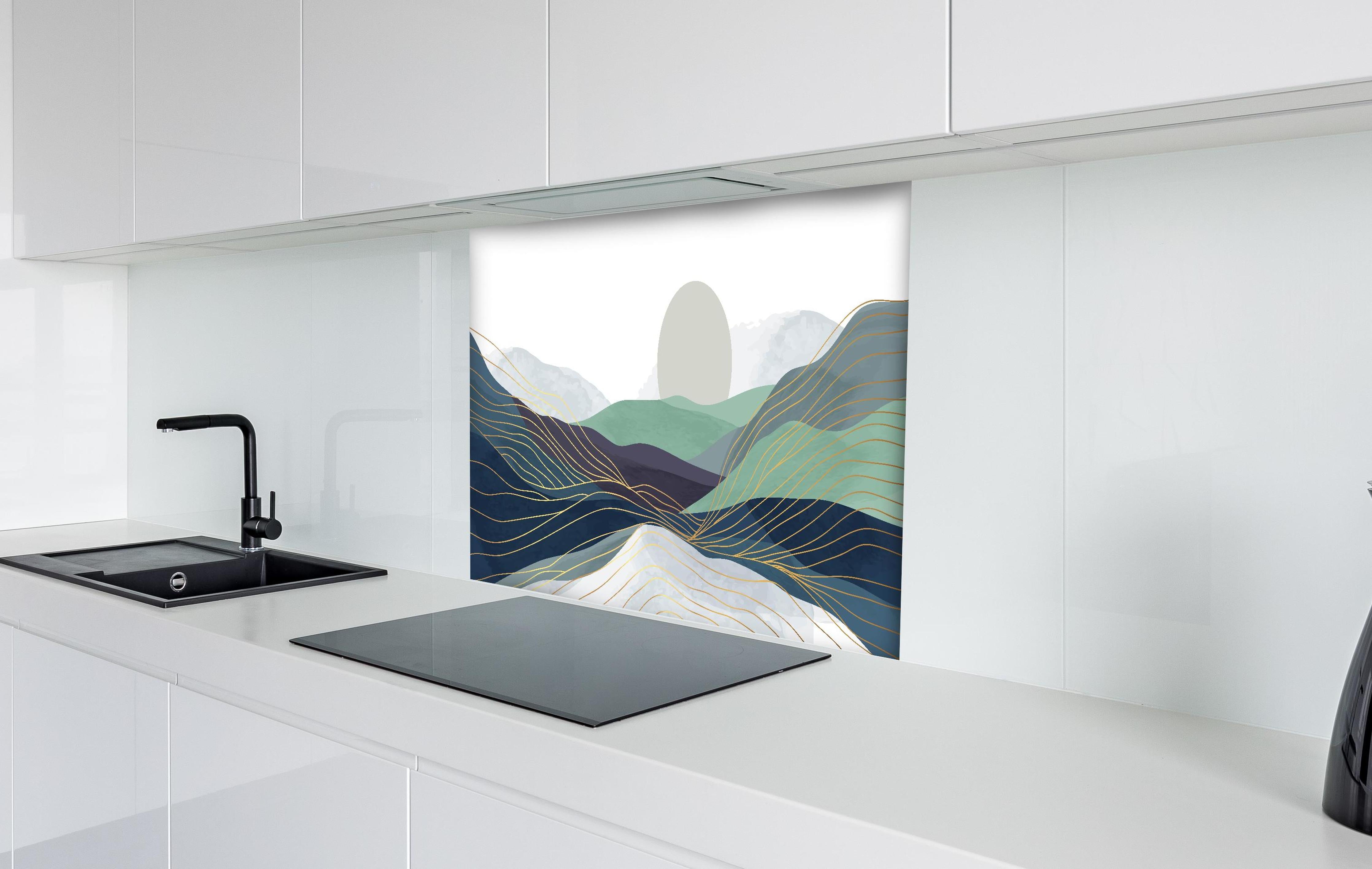 Spritzschutz - Stilisierte Hügel-Landschaft mit Sonne hinter einem Cerankochfeld zwischen Holz-Kochutensilien
