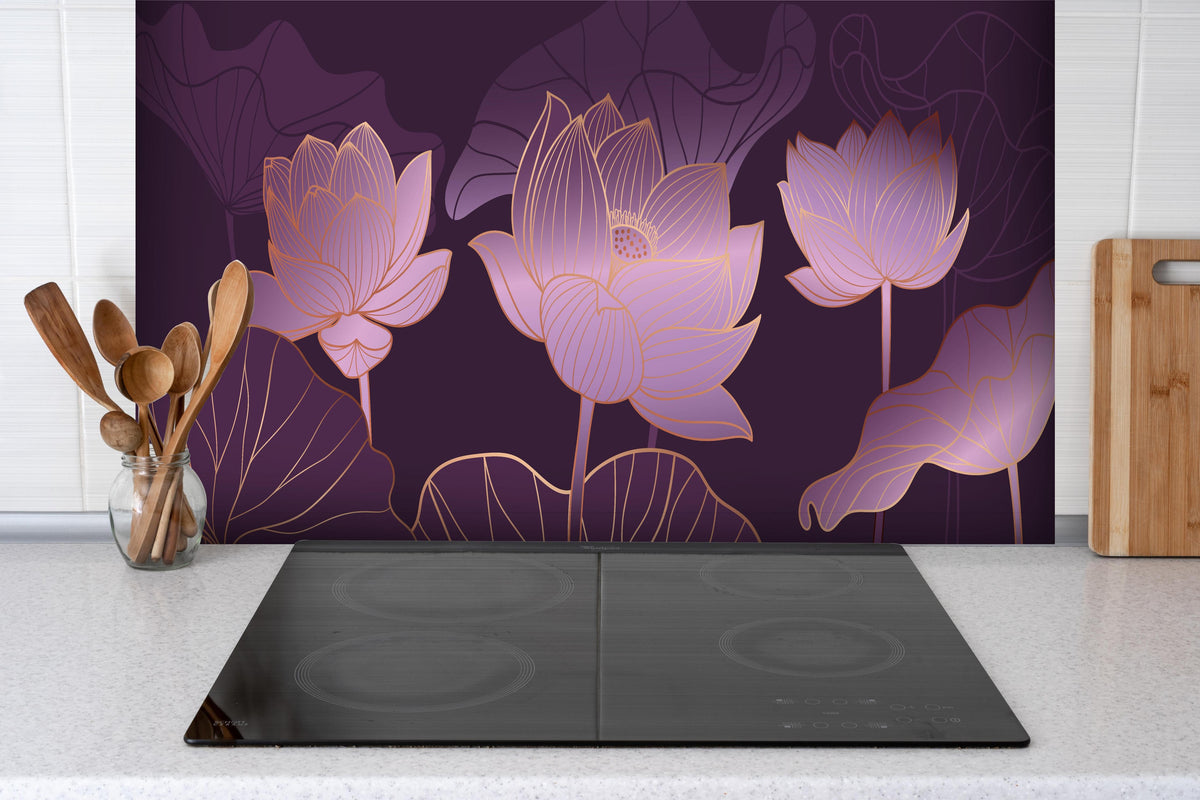 Spritzschutz - Stilisierte Lotusblumen in Lila Tönen hinter einem Cerankochfeld zwischen Holz-Kochutensilien

