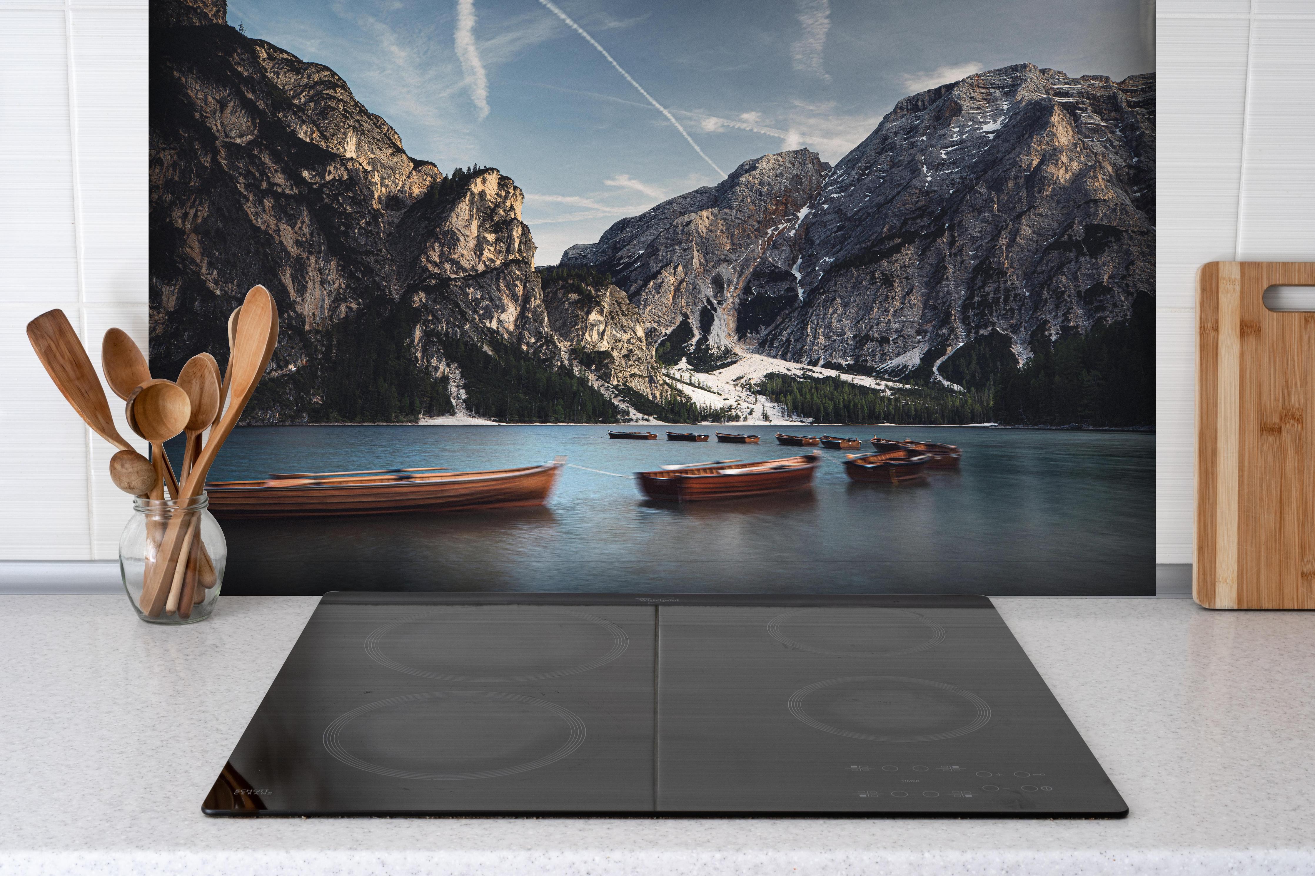 Spritzschutz - Stille Abendidylle am Pragser Wildsee hinter einem Cerankochfeld zwischen Holz-Kochutensilien
