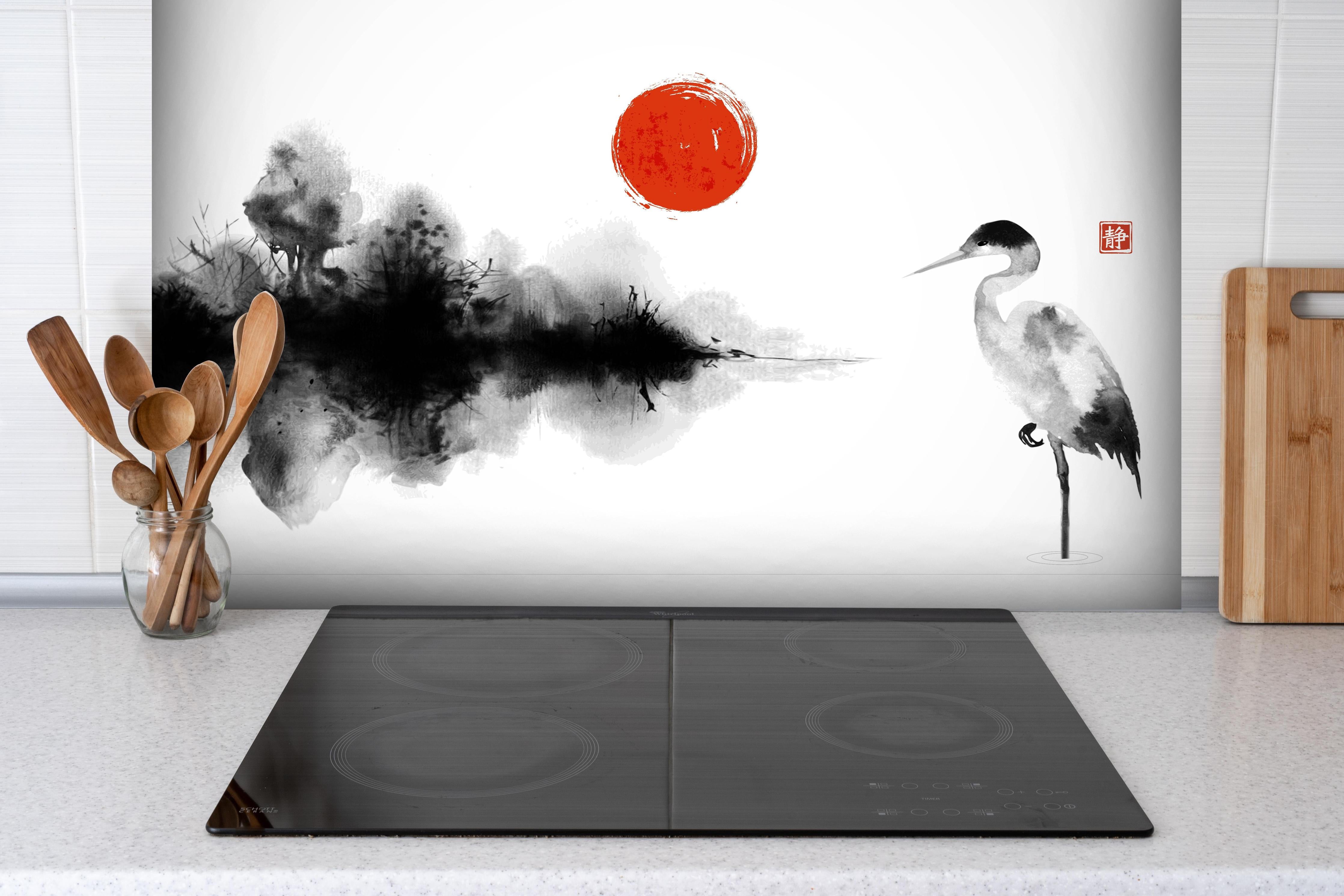 Spritzschutz - Stille Heron Sumi-e Tuschmalerei hinter einem Cerankochfeld zwischen Holz-Kochutensilien

