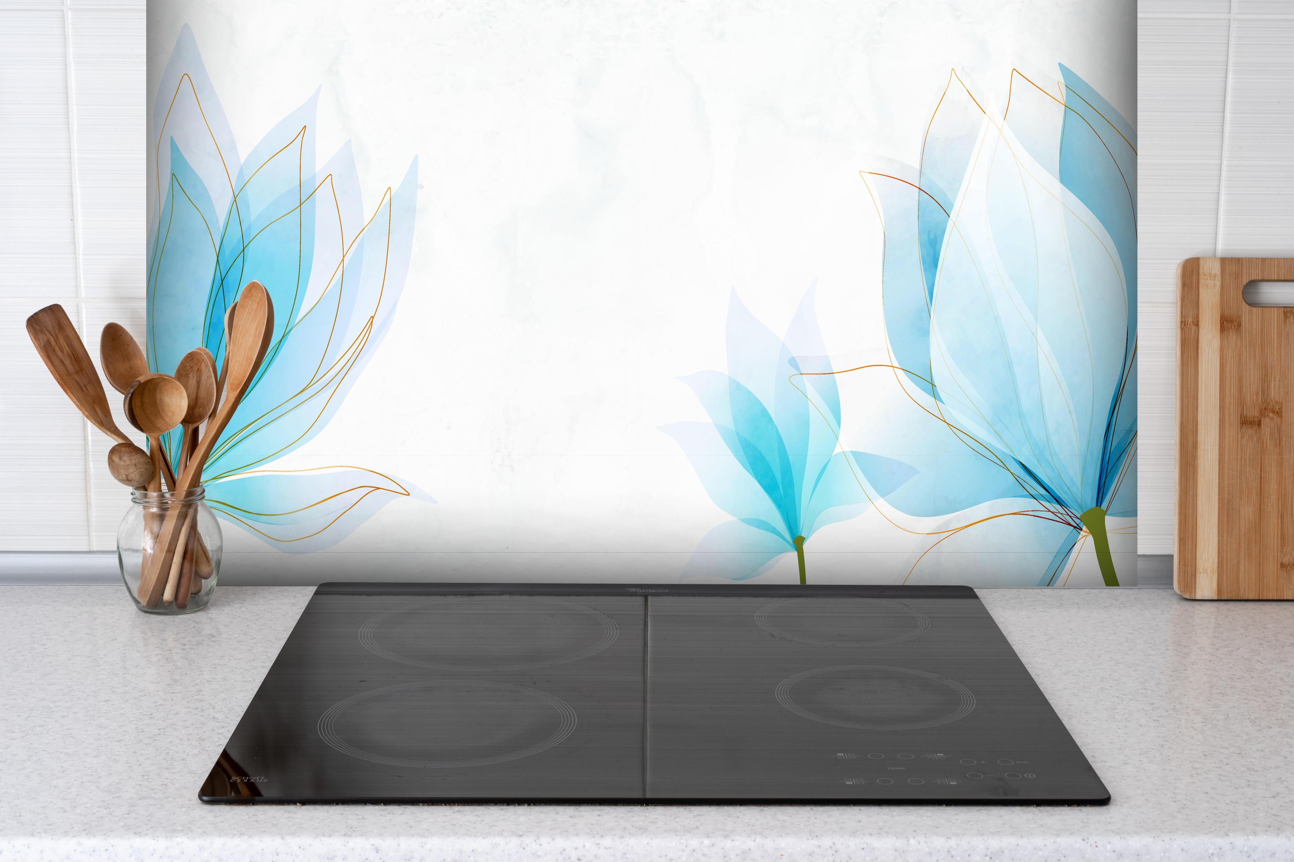 Spritzschutz - Stilvolle Blumenzeichnung in Pastellblau hinter einem Cerankochfeld zwischen Holz-Kochutensilien

