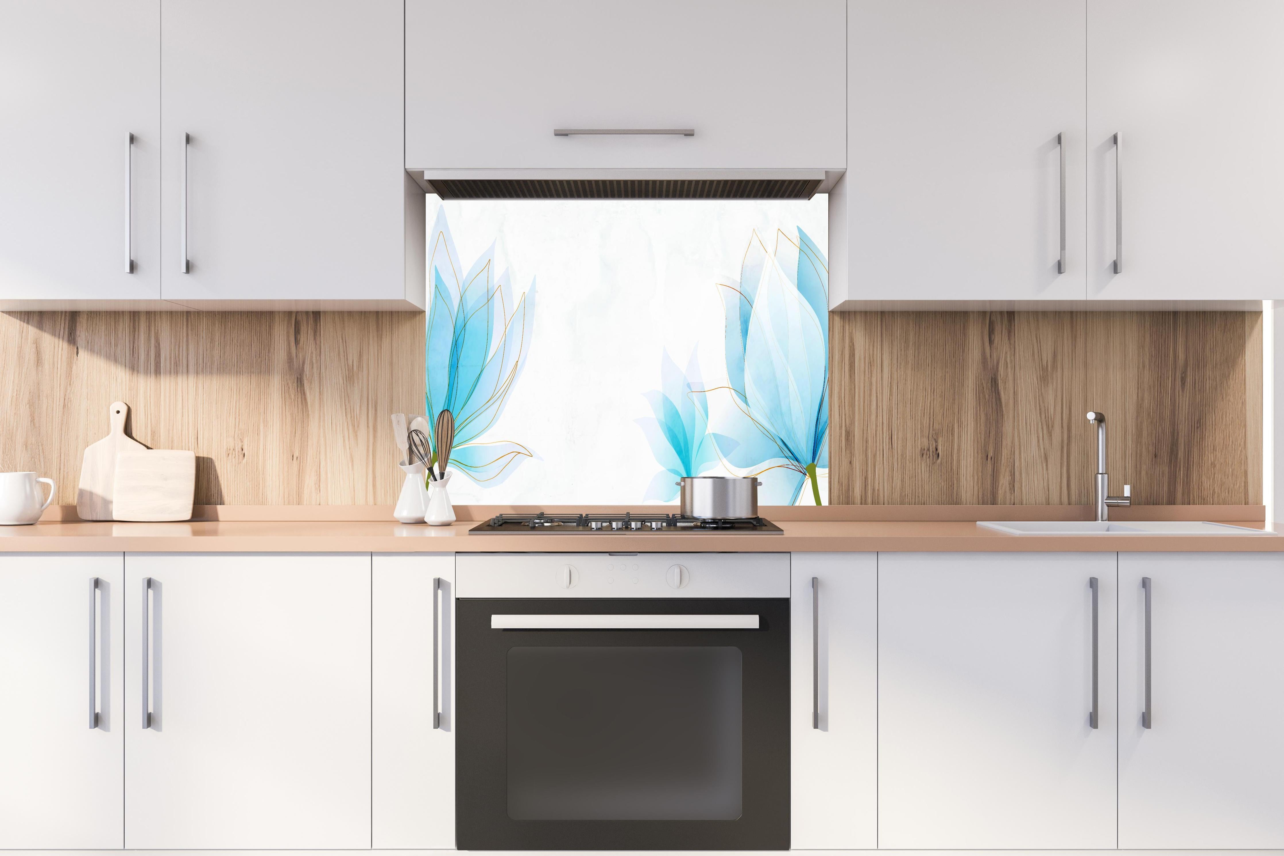 Spritzschutz - Stilvolle Blumenzeichnung in Pastellblau hinter einem Cerankochfeld zwischen Holz-Kochutensilien
