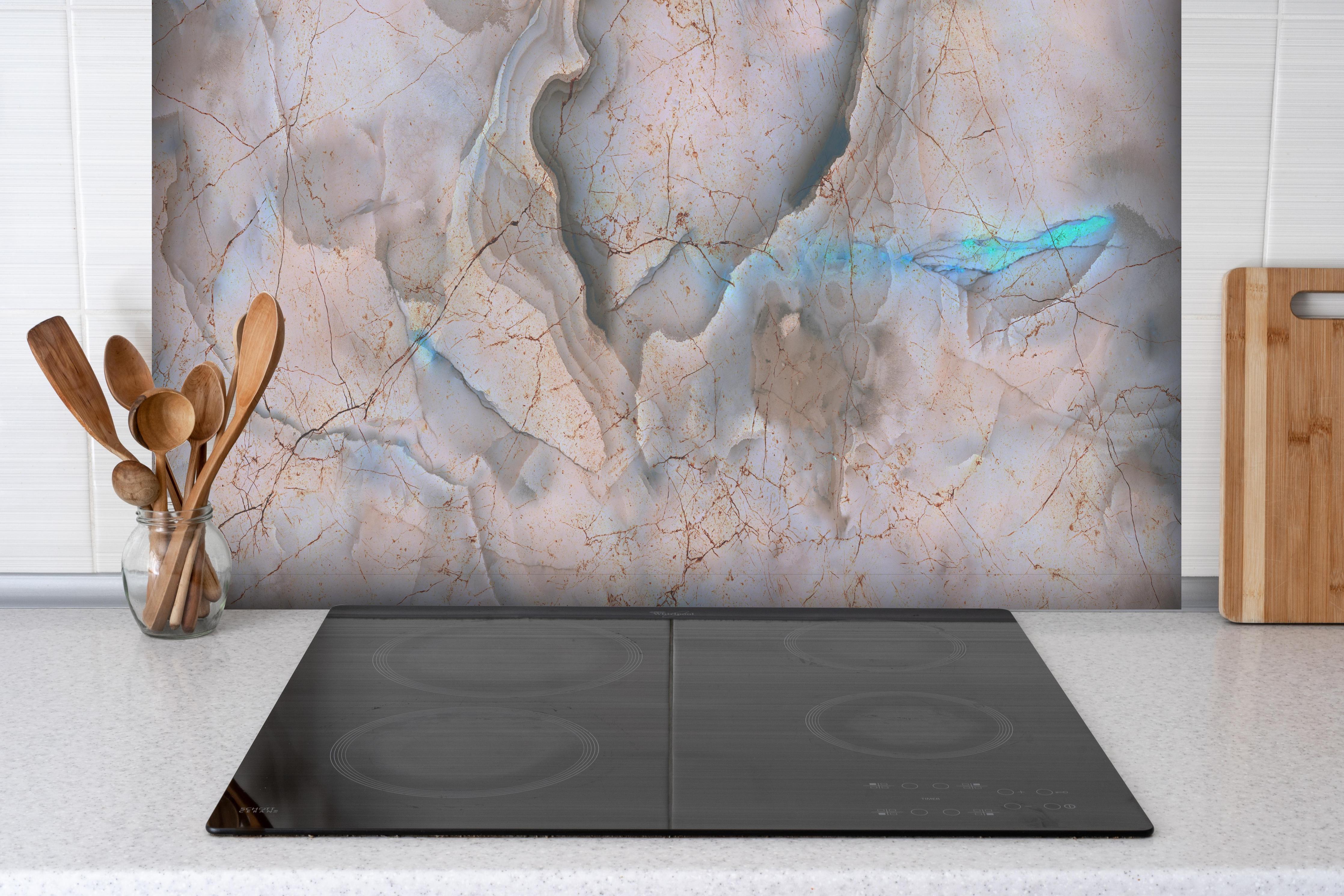 Spritzschutz - Stilvolle Marmor Mischung hinter einem Cerankochfeld zwischen Holz-Kochutensilien
