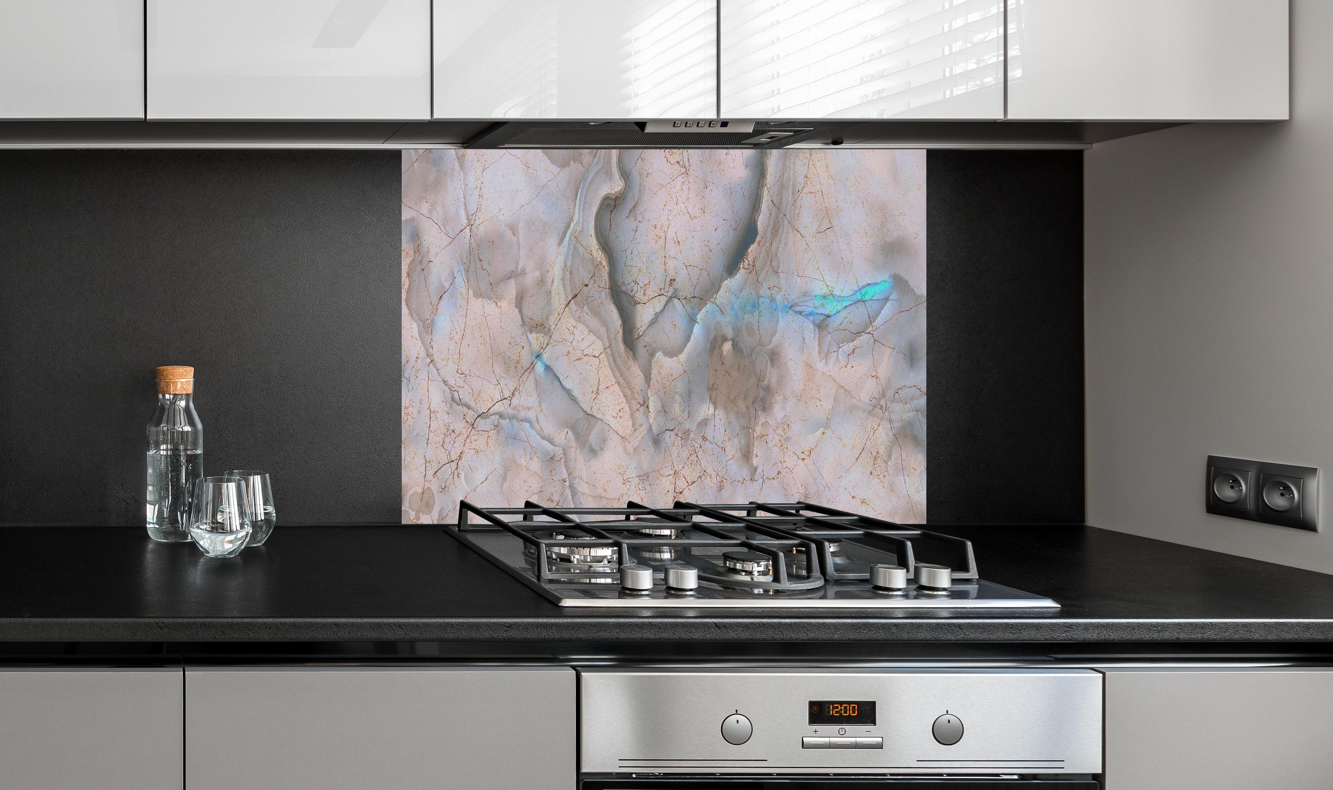 Spritzschutz - Stilvolle Marmor Mischung hinter einem Cerankochfeld zwischen Holz-Kochutensilien
