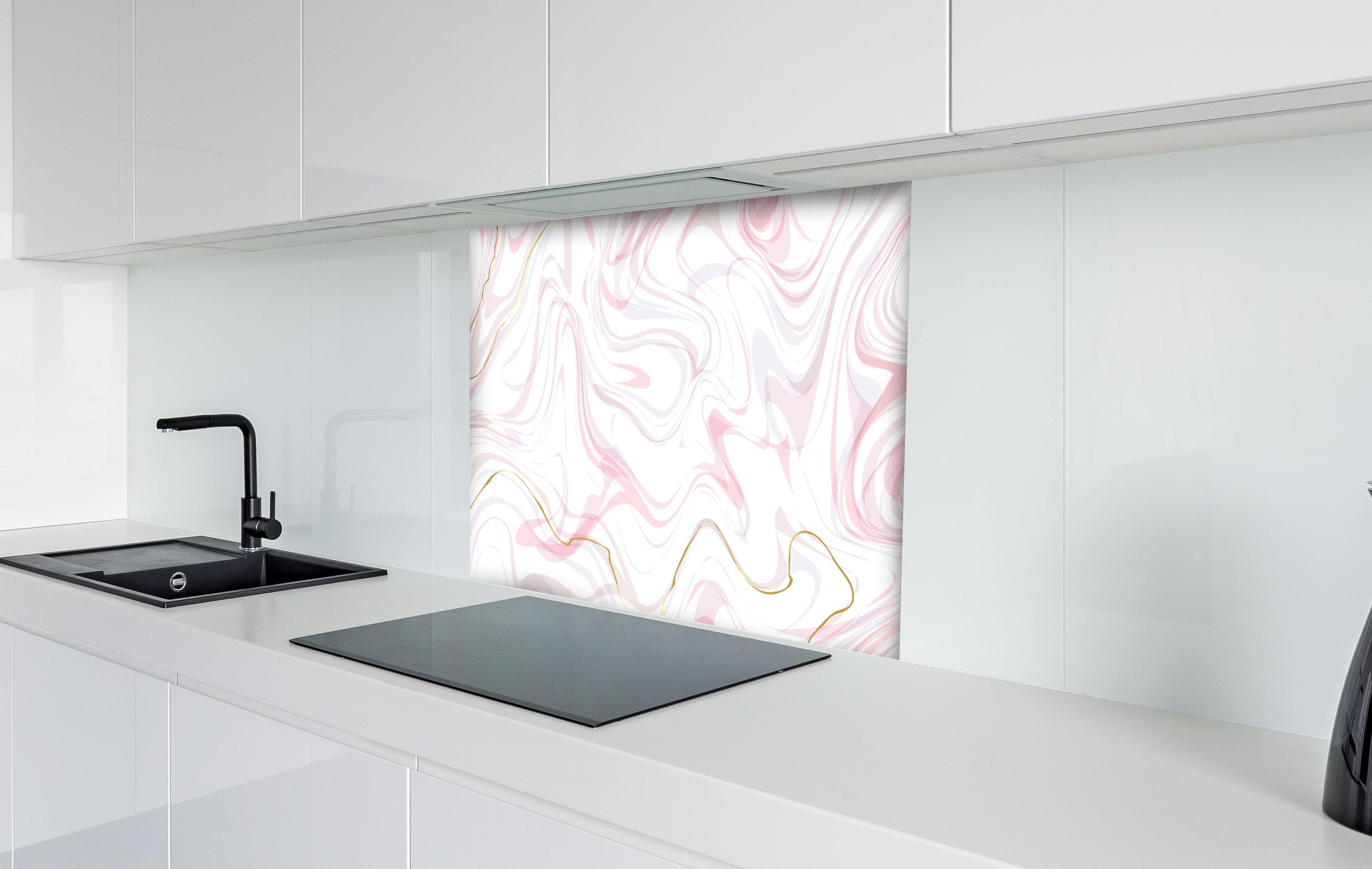 Spritzschutz - Stilvolle Rosé-Weiß Marmorierung mit Goldakzenten hinter einem Cerankochfeld zwischen Holz-Kochutensilien

