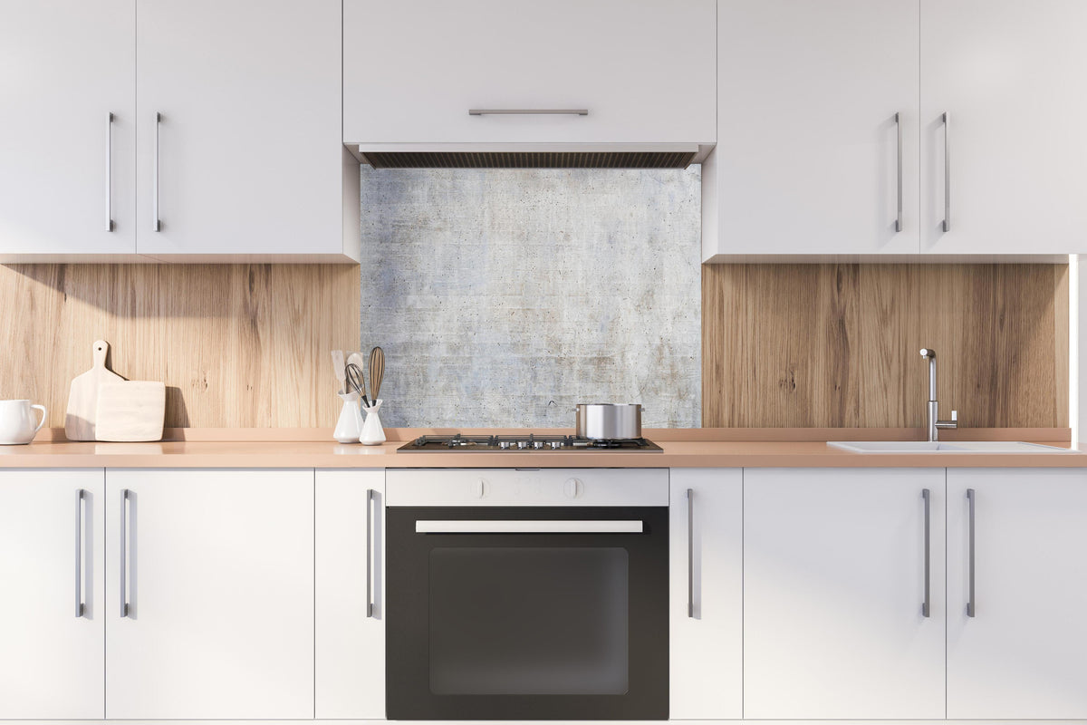 Spritzschutz - Stilvolle grau-weiße Betonwand Textur hinter einem Cerankochfeld zwischen Holz-Kochutensilien
