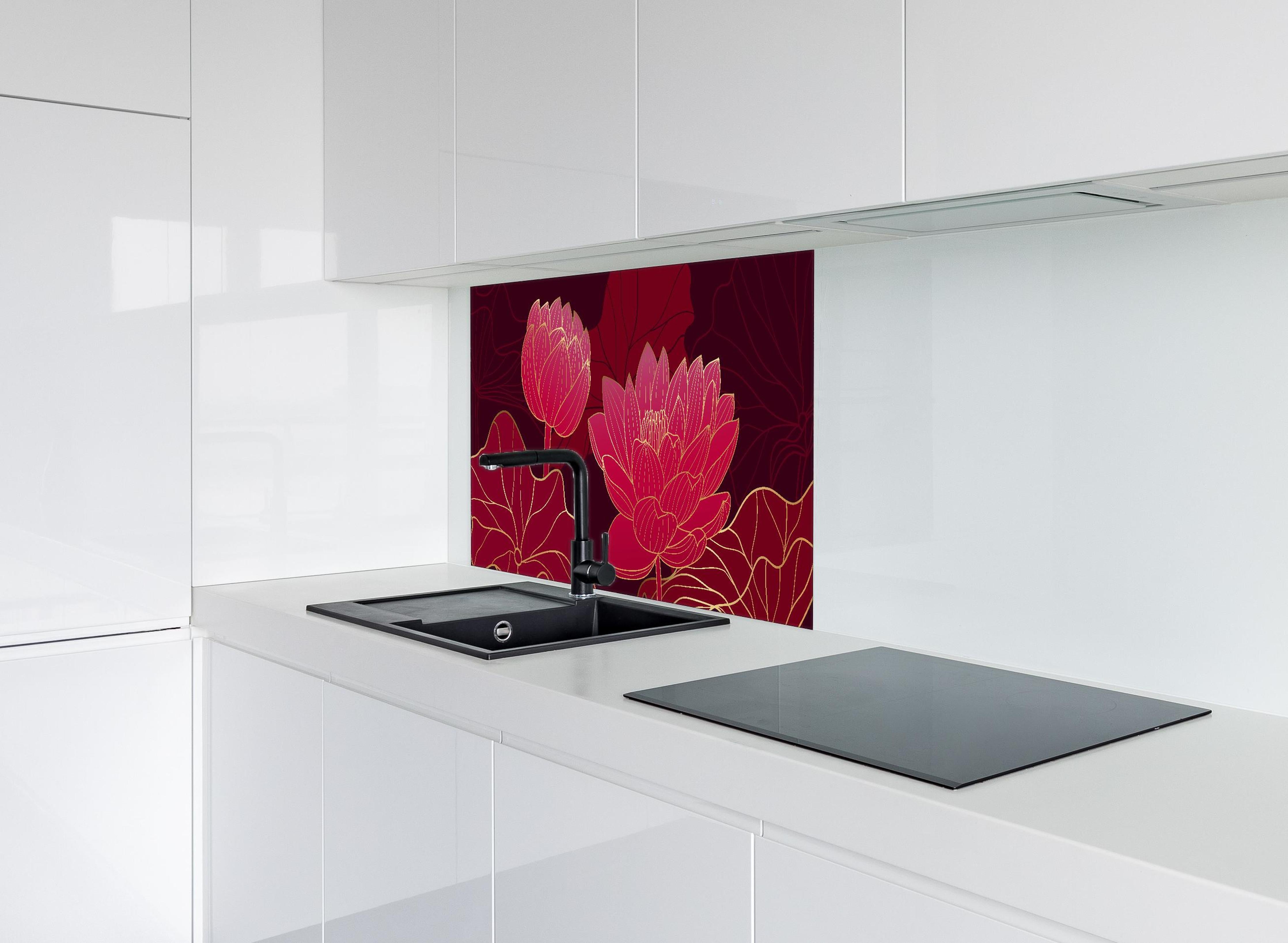 Spritzschutz - Stilvolle rote Lotusblüten auf Dunkel hinter einem Cerankochfeld zwischen Holz-Kochutensilien

