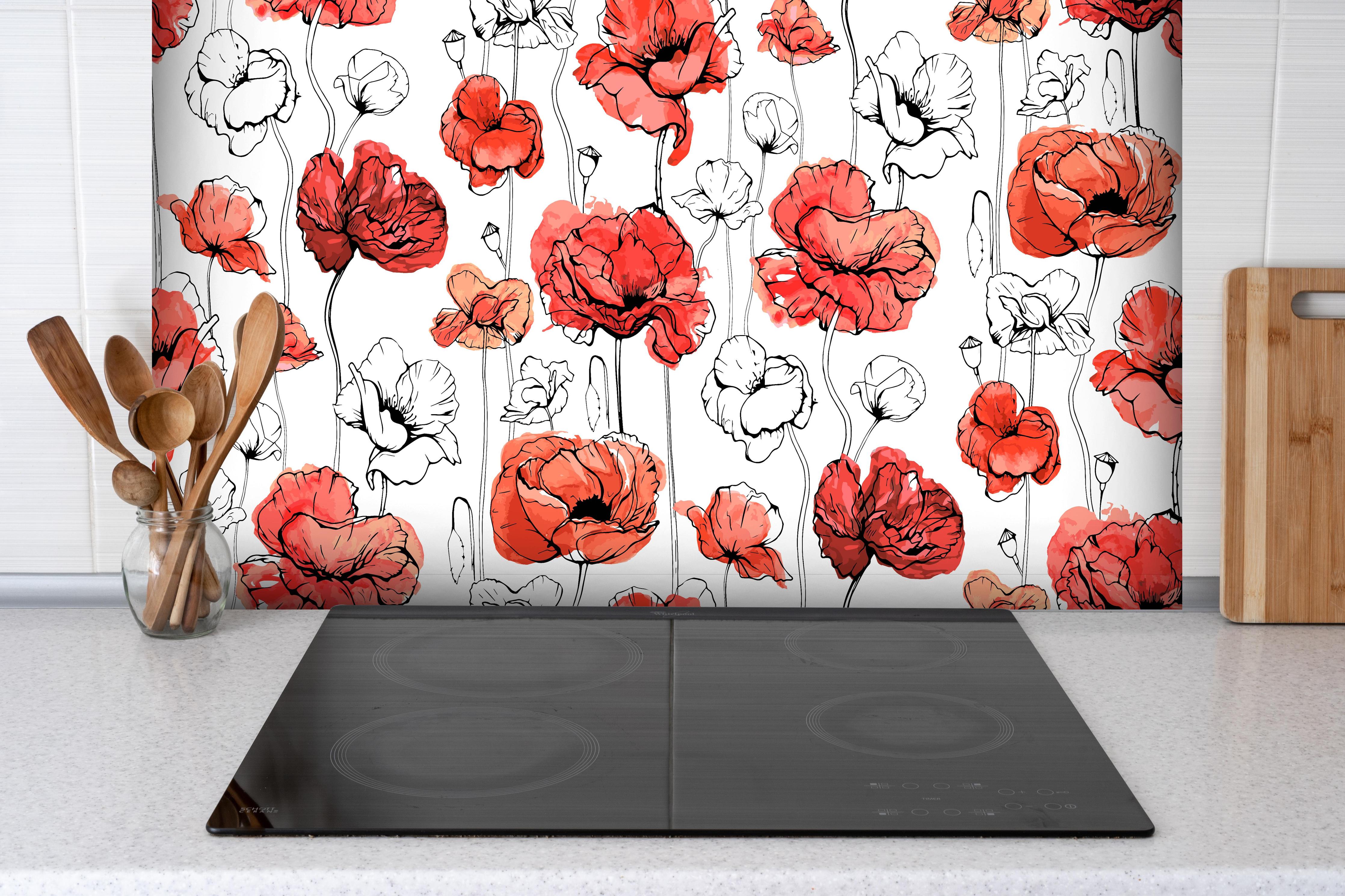 Spritzschutz - Stilvolle rote Mohnblumen Illustration hinter einem Cerankochfeld zwischen Holz-Kochutensilien
