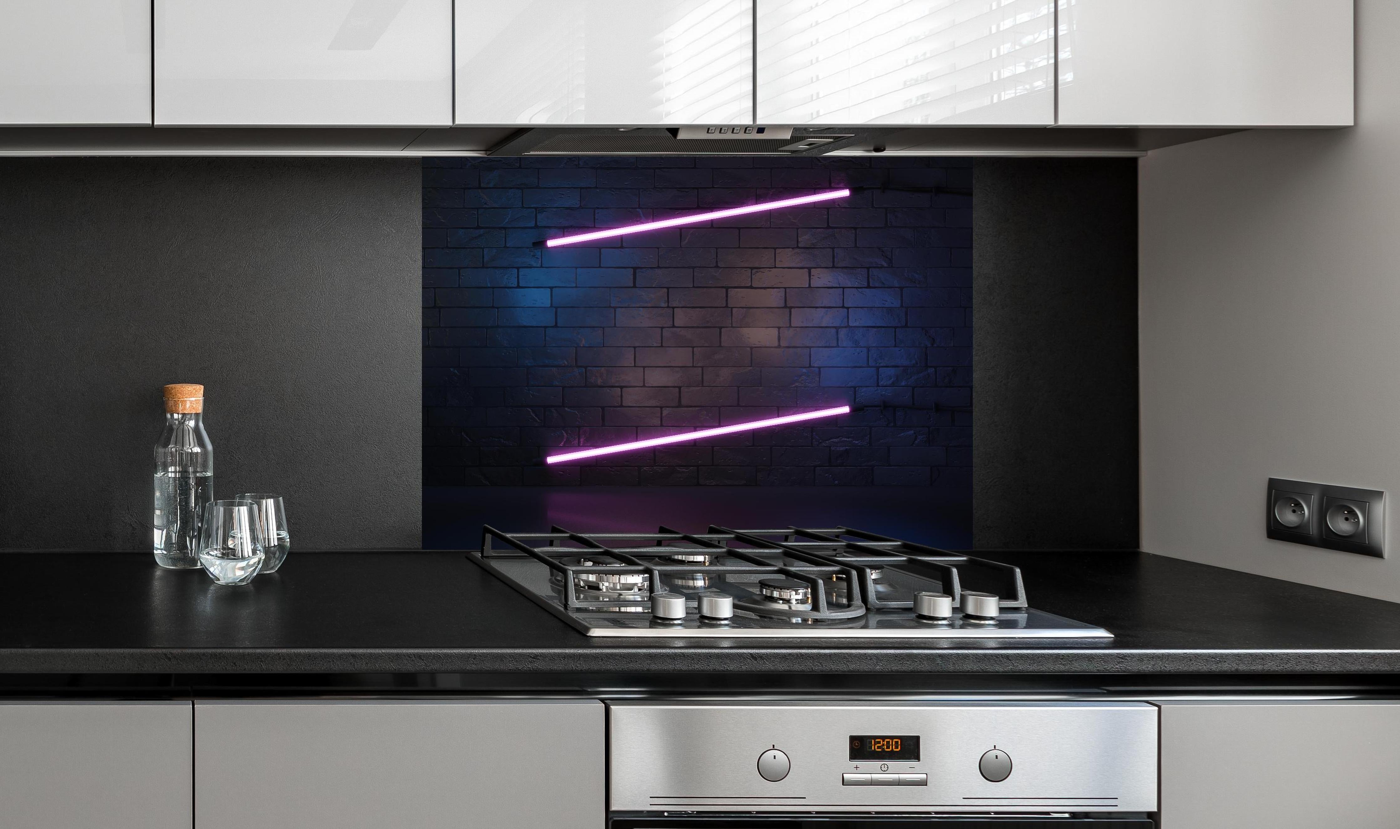 Spritzschutz - Stilvoller moderner lila Neonlichtrahmen hinter einem Cerankochfeld zwischen Holz-Kochutensilien
