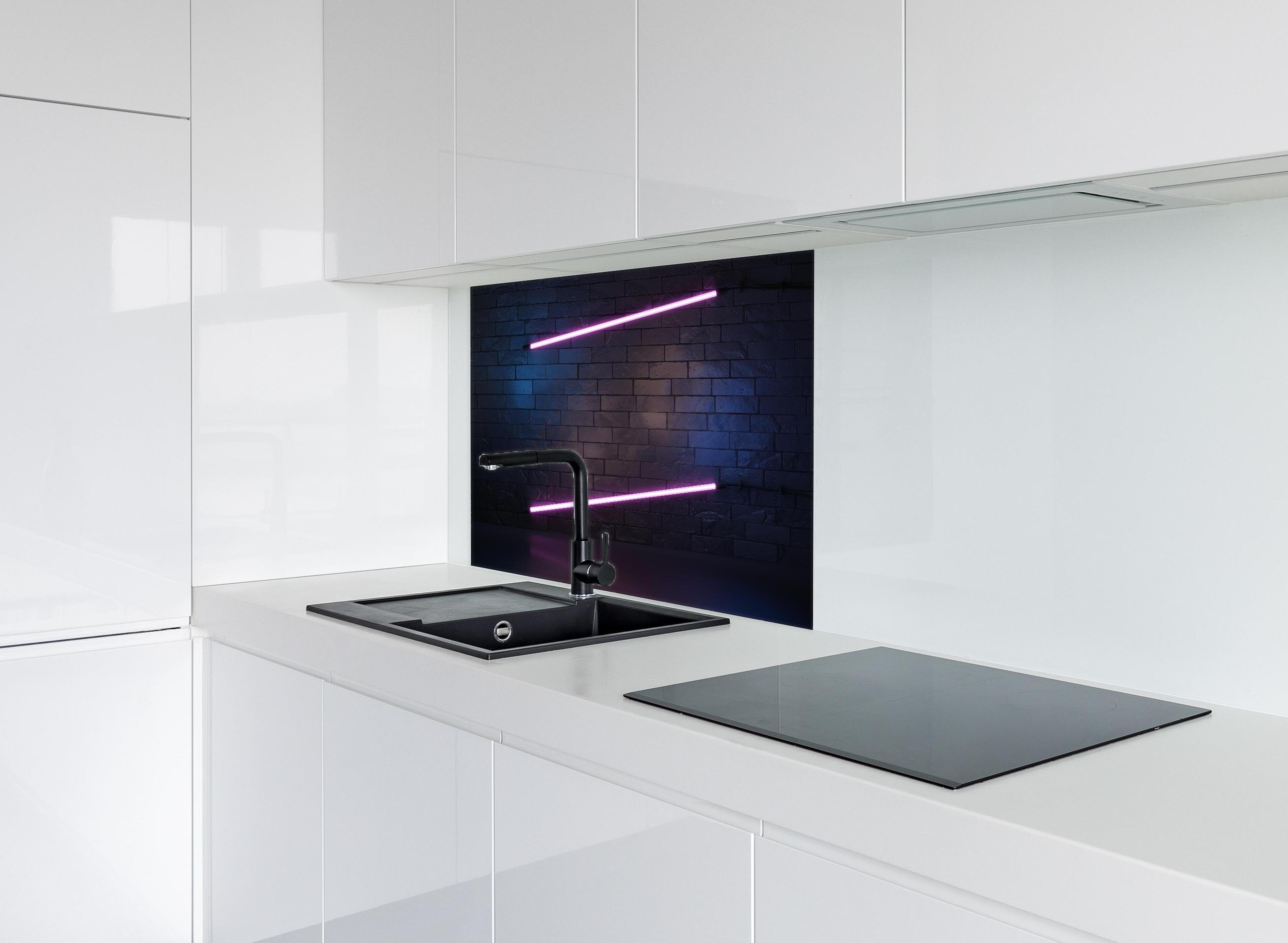 Spritzschutz - Stilvoller moderner lila Neonlichtrahmen hinter einem Cerankochfeld zwischen Holz-Kochutensilien
