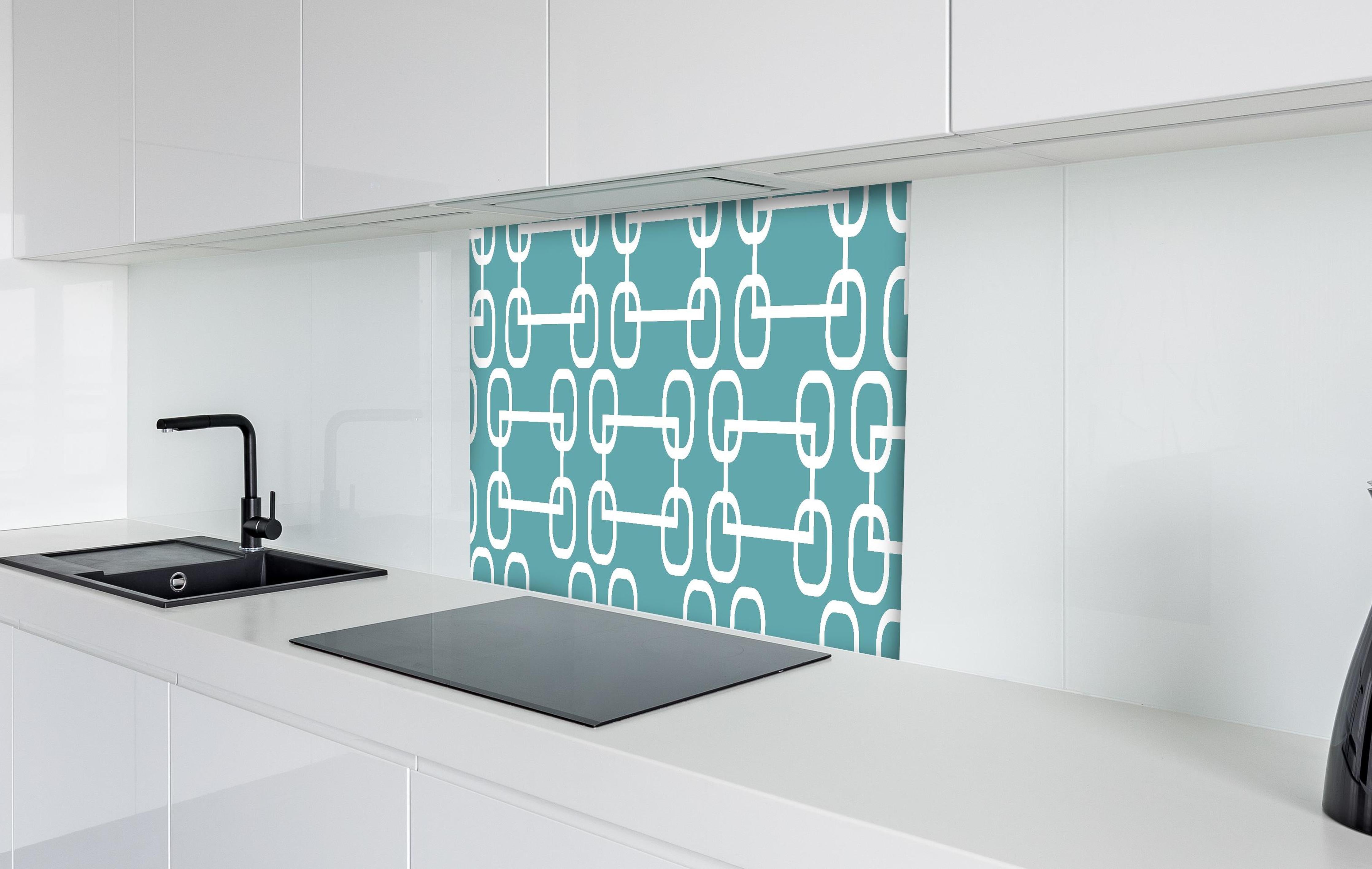 Spritzschutz - Stilvolles mintfarbenes Netz-Muster mit Kreisen hinter einem Cerankochfeld zwischen Holz-Kochutensilien
