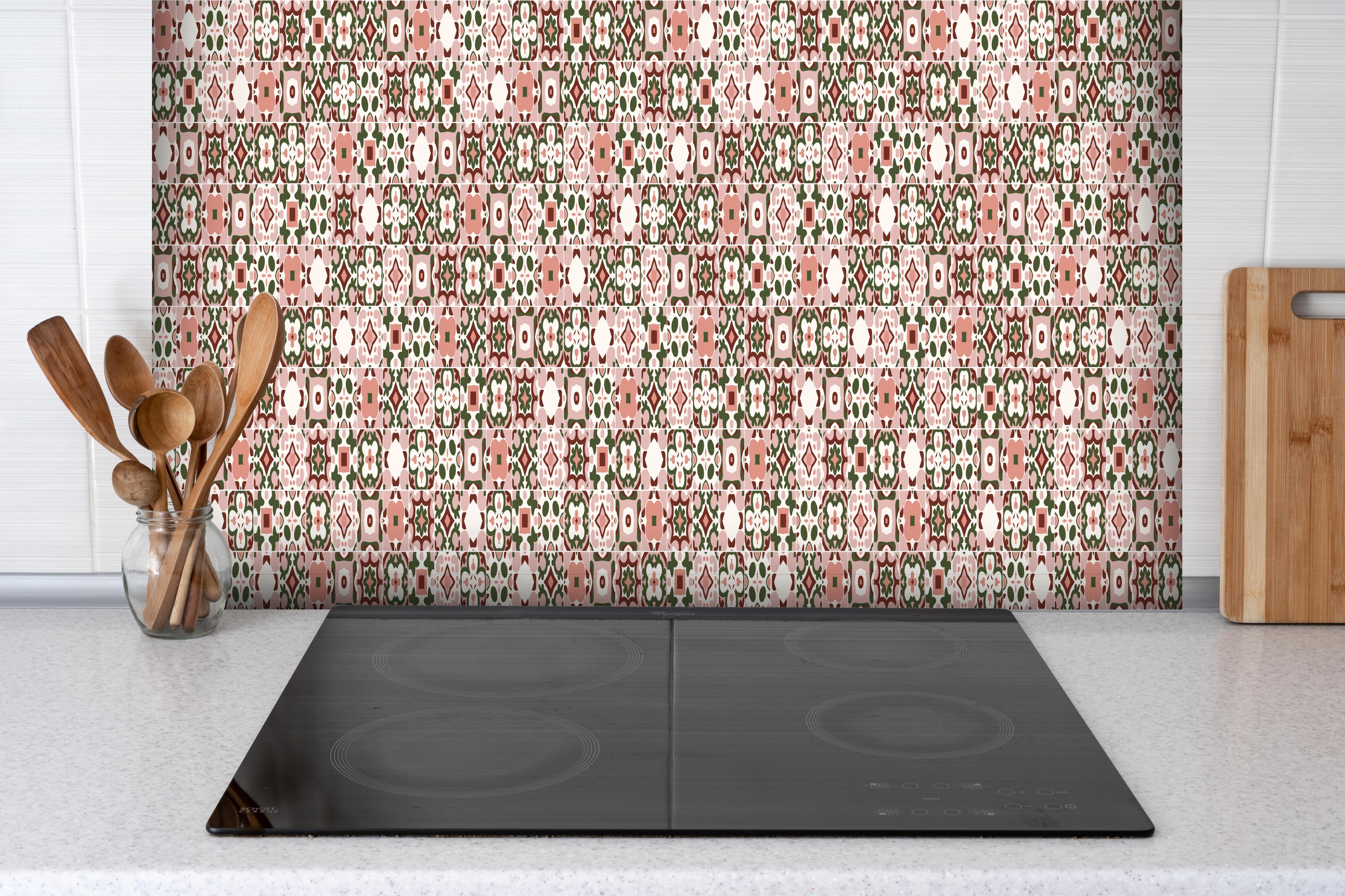 Spritzschutz - Stilvolles rosé-goldenes Mosaik Design hinter einem Cerankochfeld zwischen Holz-Kochutensilien
