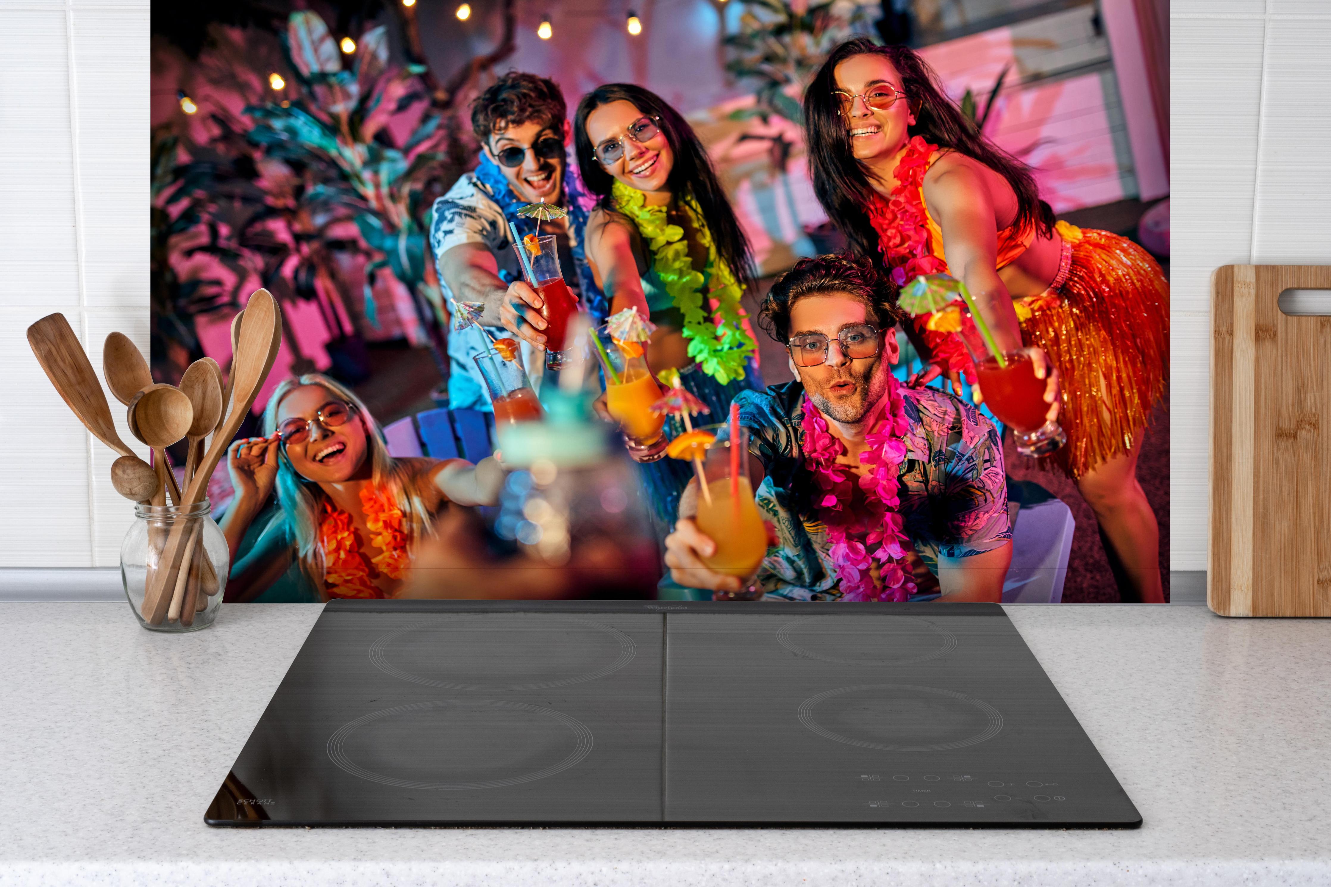 Spritzschutz - Strandparty mit Freunden hinter einem Cerankochfeld zwischen Holz-Kochutensilien
