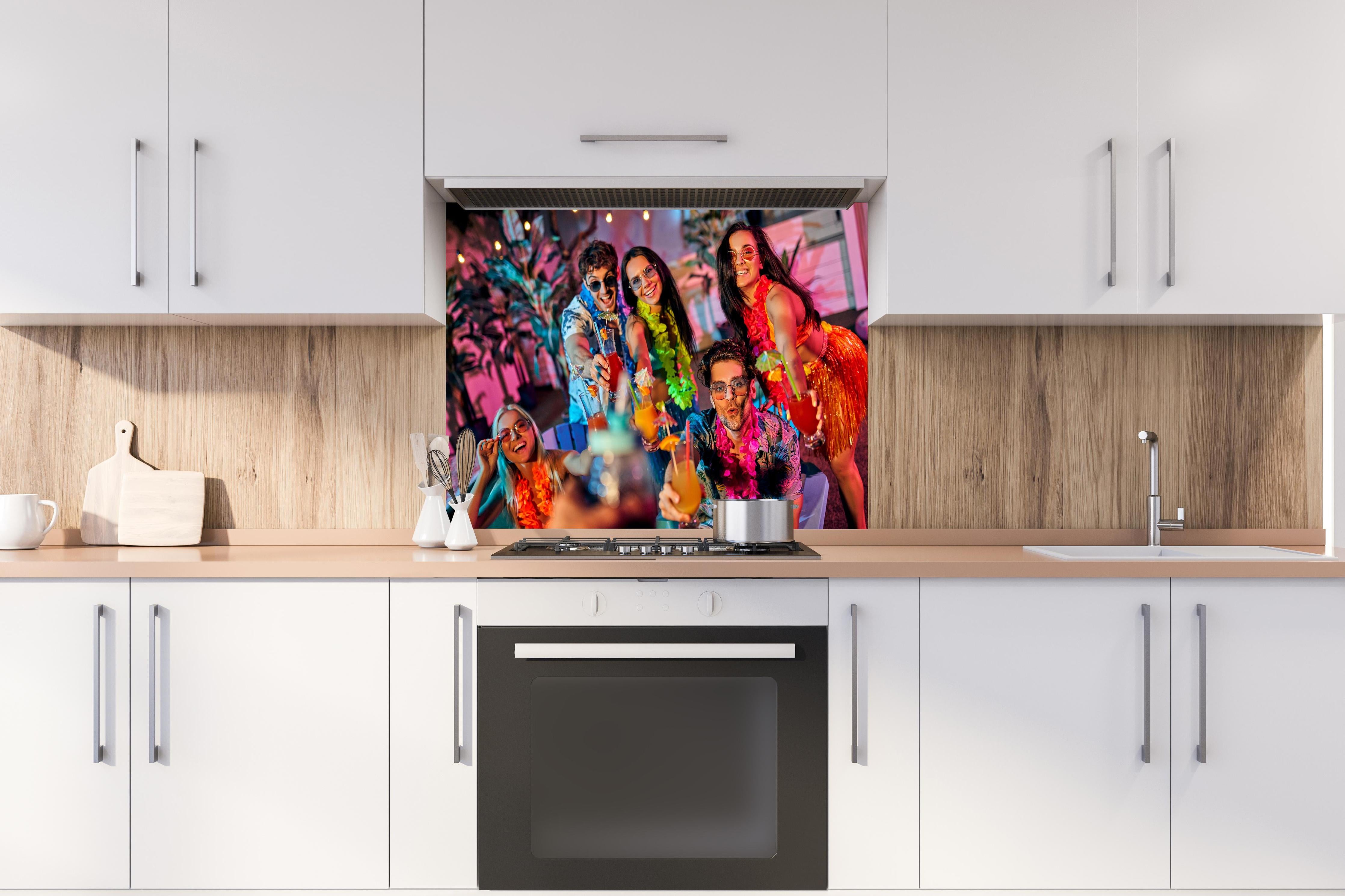 Spritzschutz - Strandparty mit Freunden hinter einem Cerankochfeld zwischen Holz-Kochutensilien
