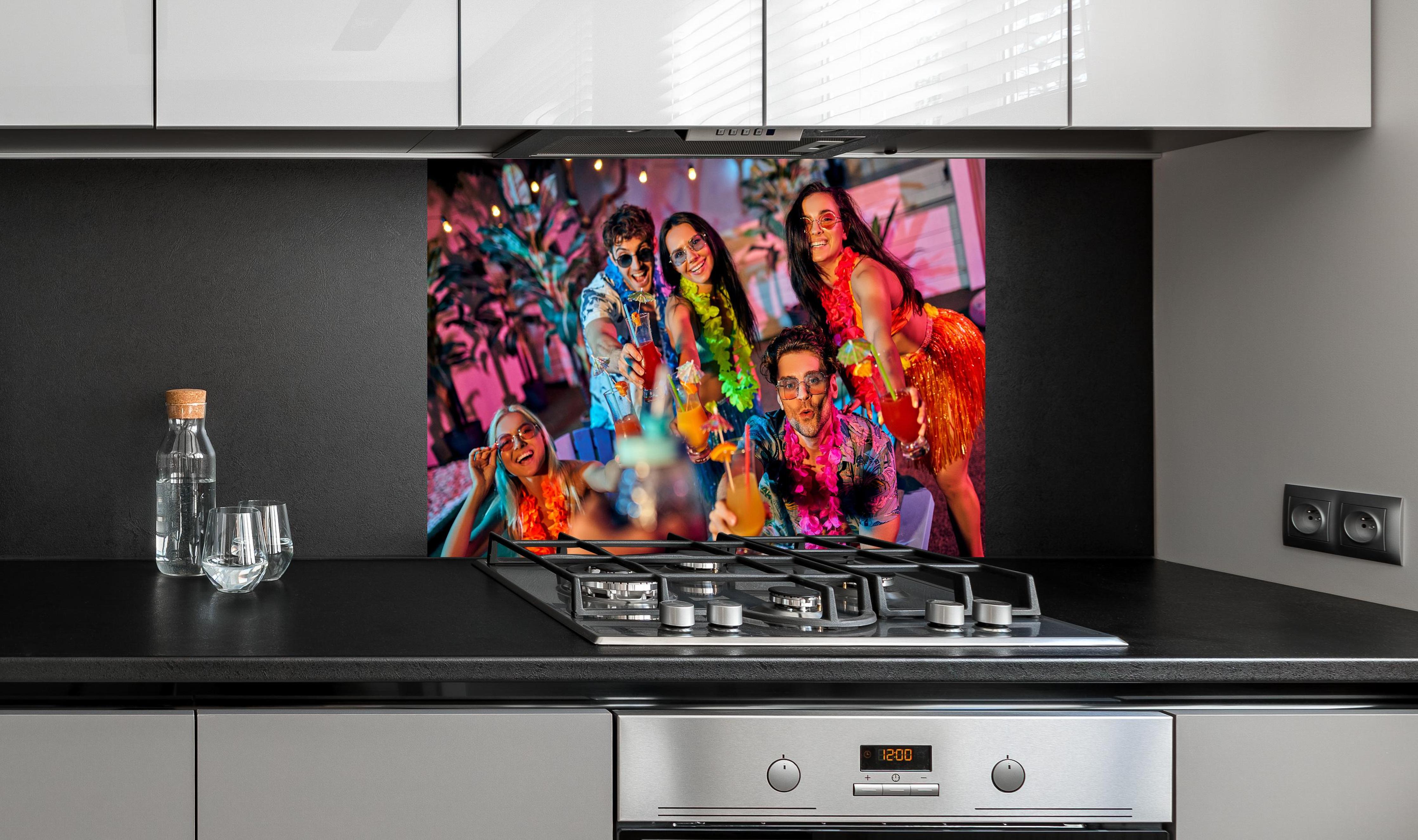 Spritzschutz - Strandparty mit Freunden hinter einem Cerankochfeld zwischen Holz-Kochutensilien
