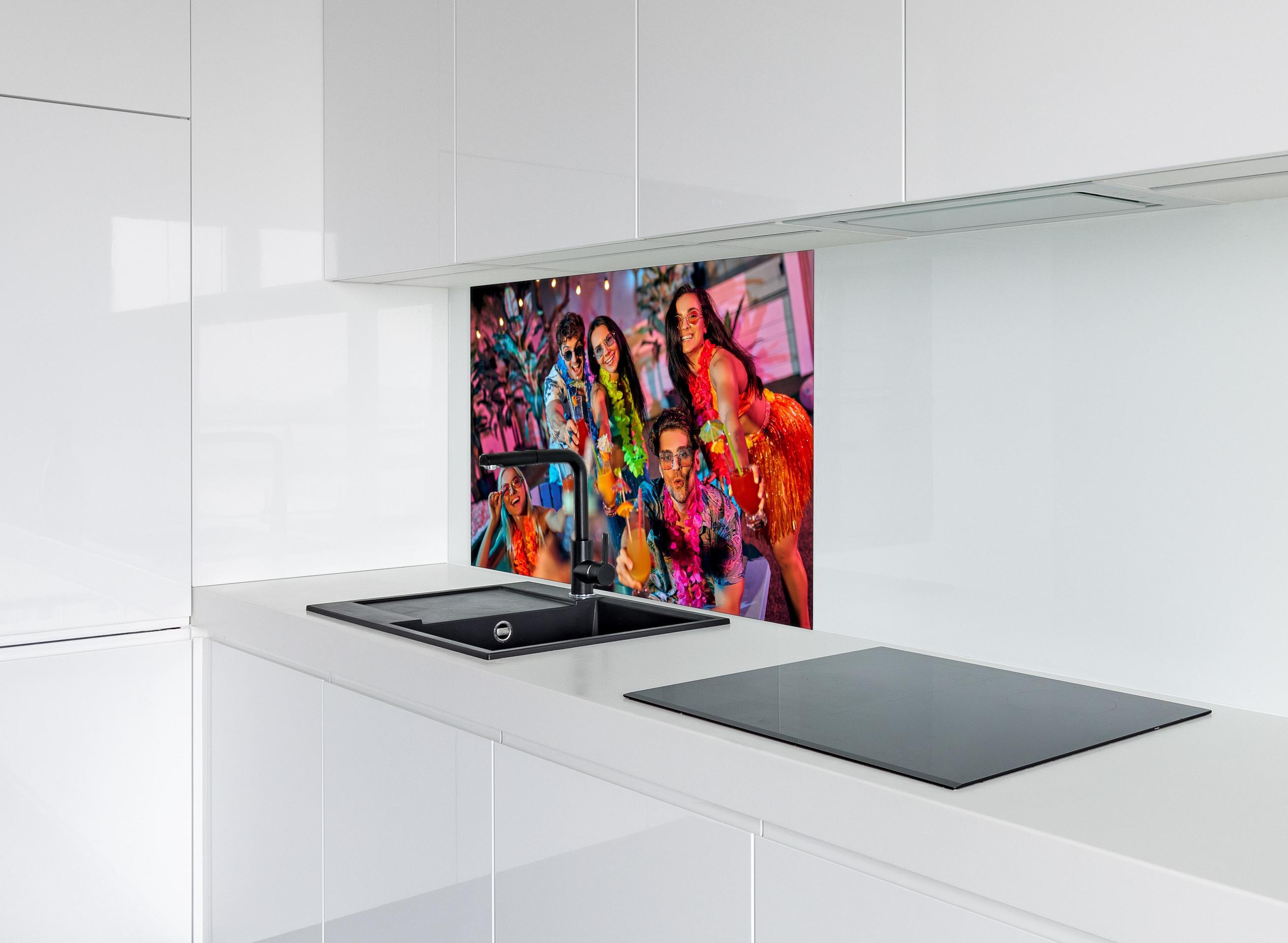 Spritzschutz - Strandparty mit Freunden hinter einem Cerankochfeld zwischen Holz-Kochutensilien
