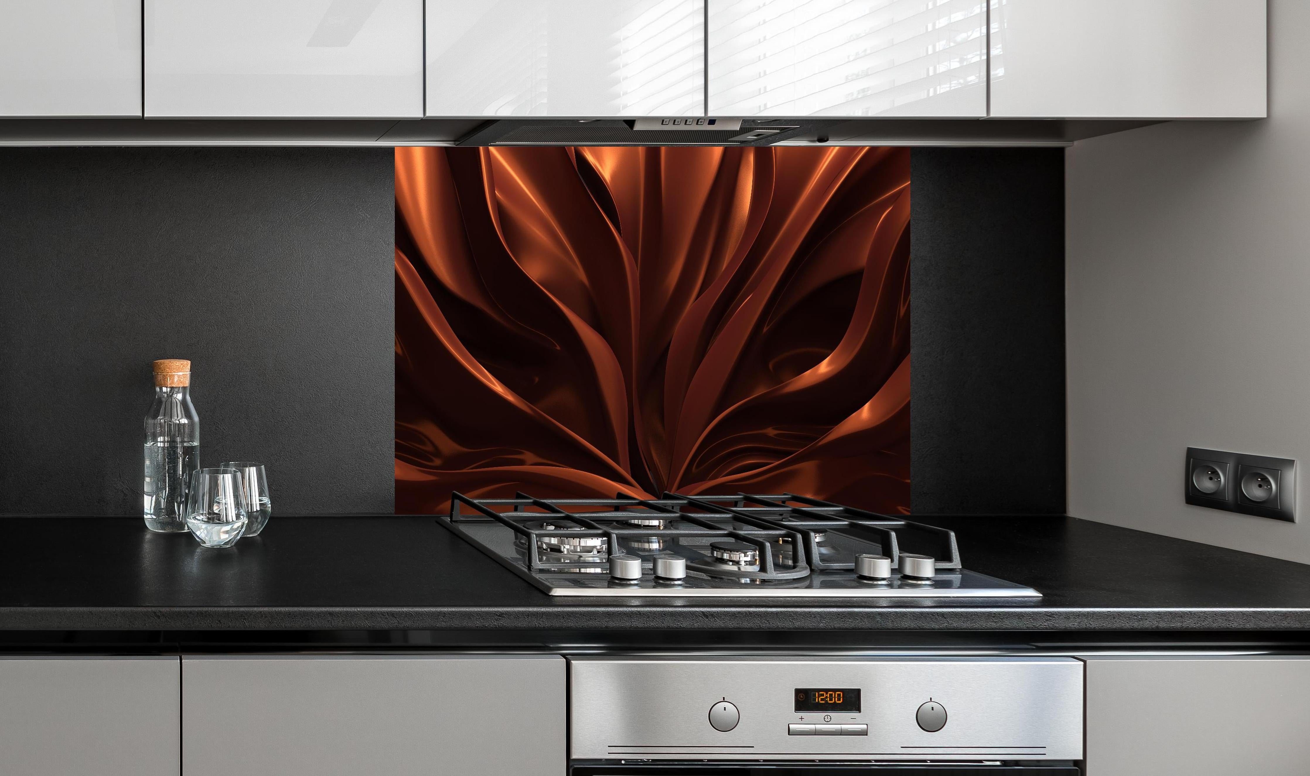 Spritzschutz - Strömendes Schokoladen Muster hinter einem Cerankochfeld zwischen Holz-Kochutensilien
