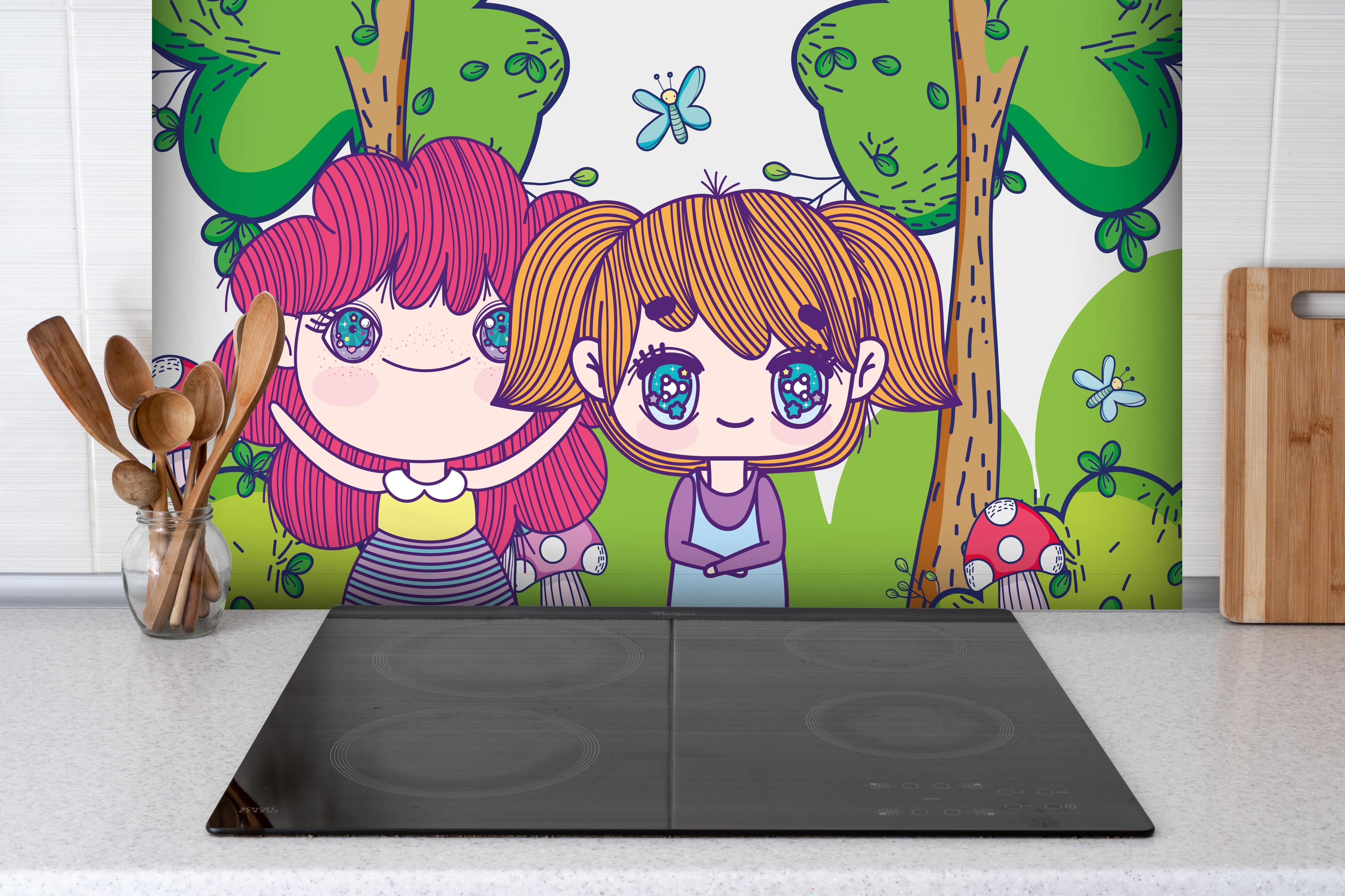 Spritzschutz - Süße Anime-Mädchen spielen im Zauberwald hinter einem Cerankochfeld zwischen Holz-Kochutensilien
