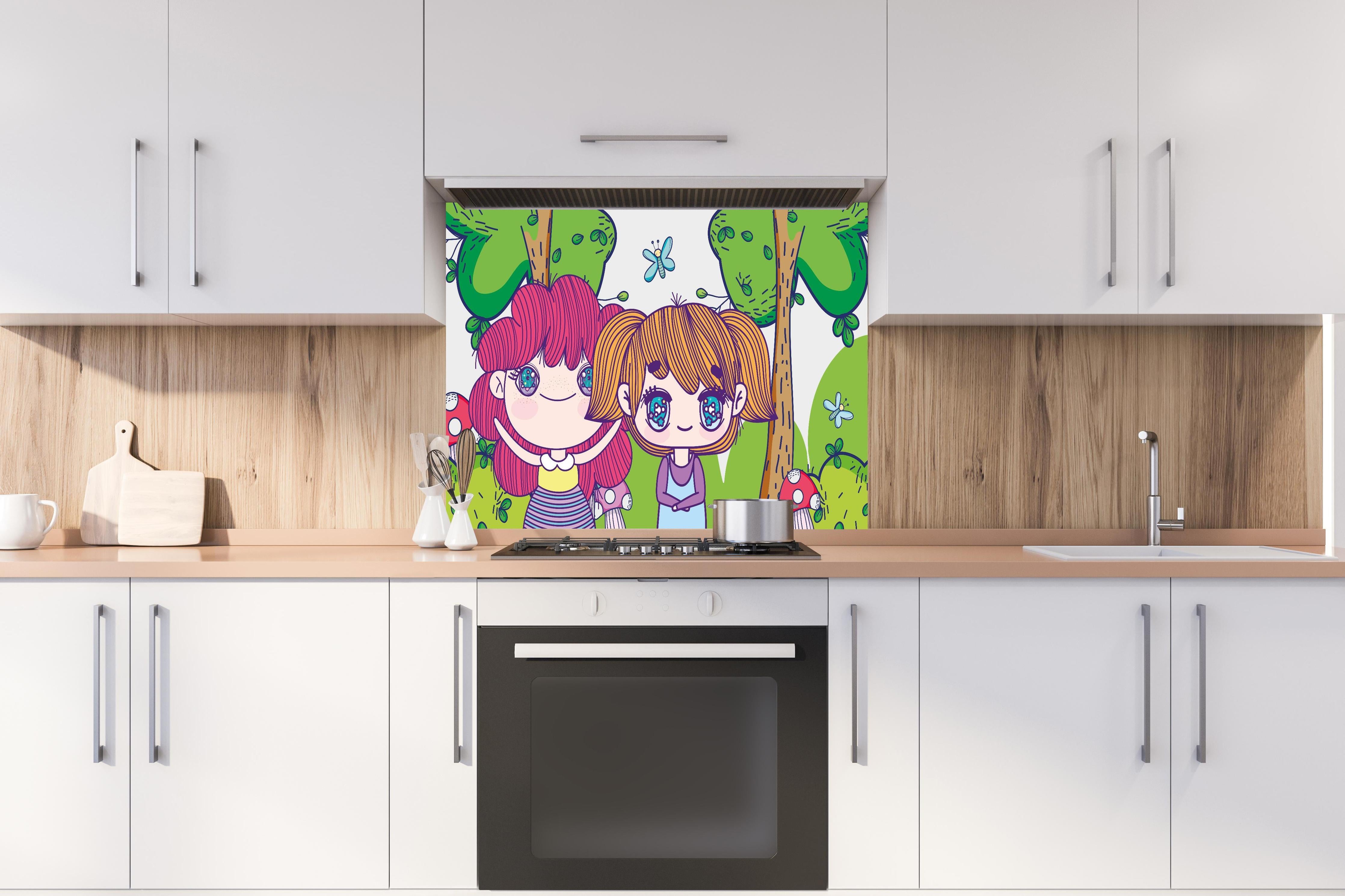 Spritzschutz - Süße Anime-Mädchen spielen im Zauberwald hinter einem Cerankochfeld zwischen Holz-Kochutensilien
