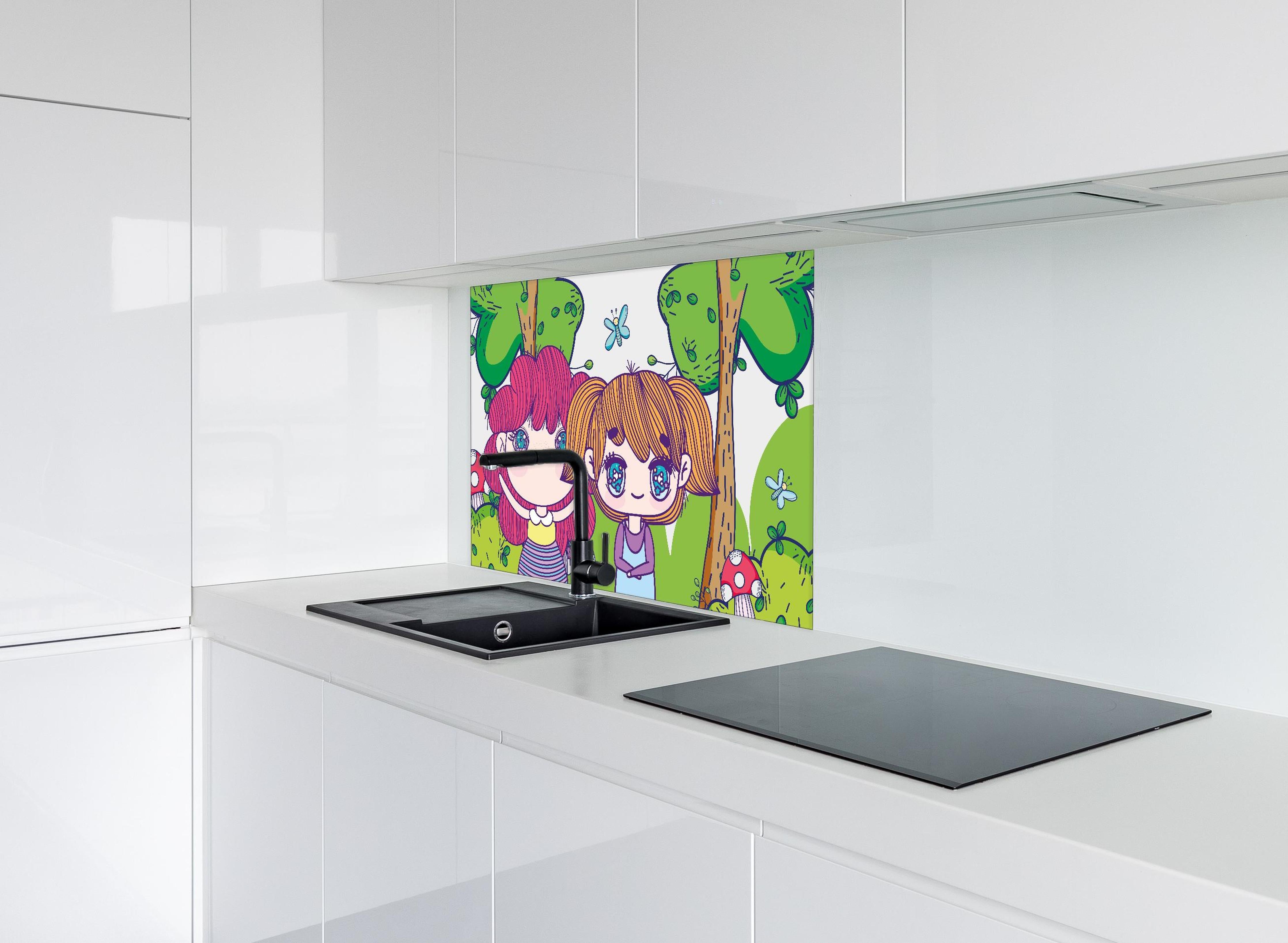 Spritzschutz - Süße Anime-Mädchen spielen im Zauberwald hinter einem Cerankochfeld zwischen Holz-Kochutensilien
