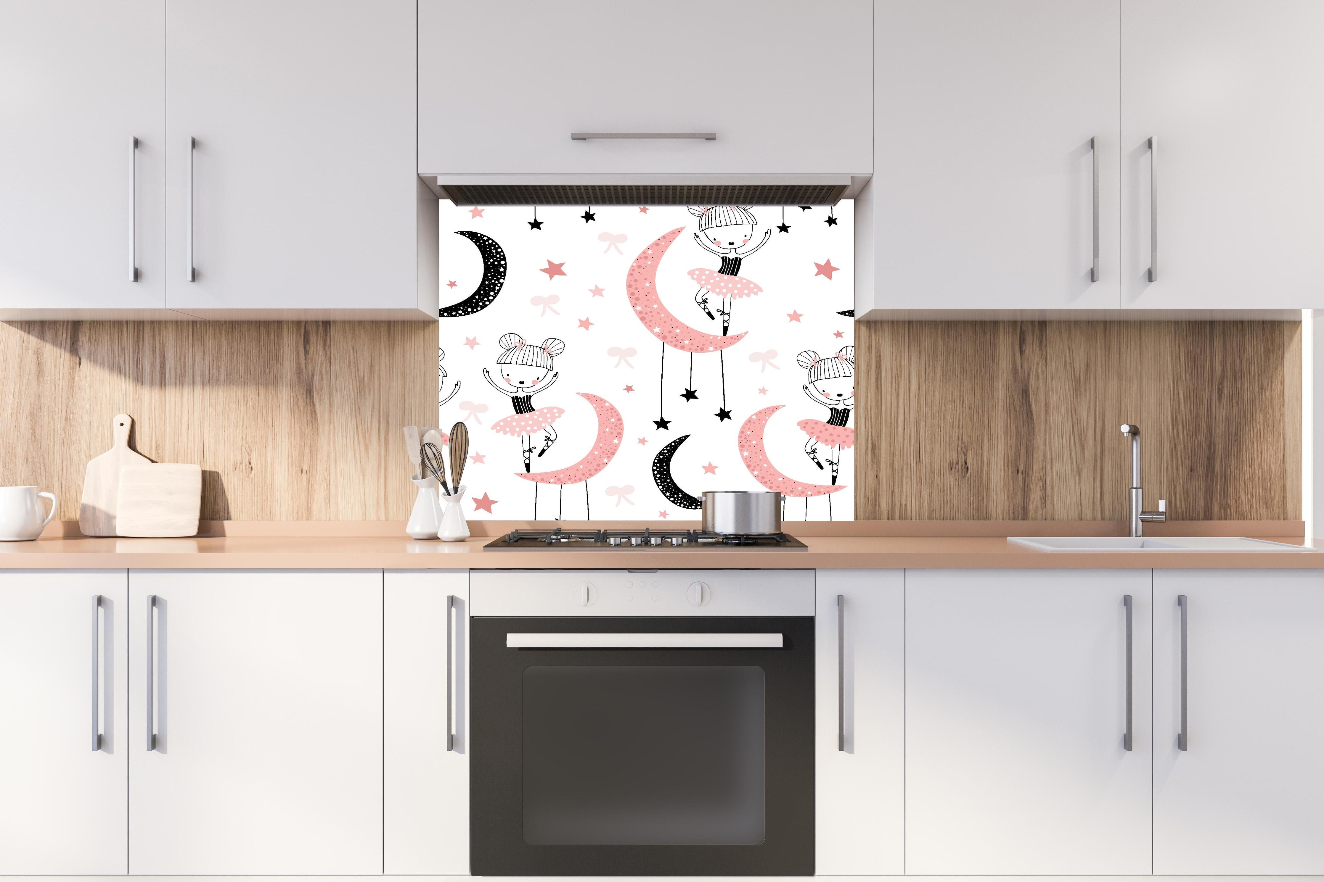 Spritzschutz - Süße Tanzende Mädchen auf Mond Illustration hinter einem Cerankochfeld zwischen Holz-Kochutensilien
