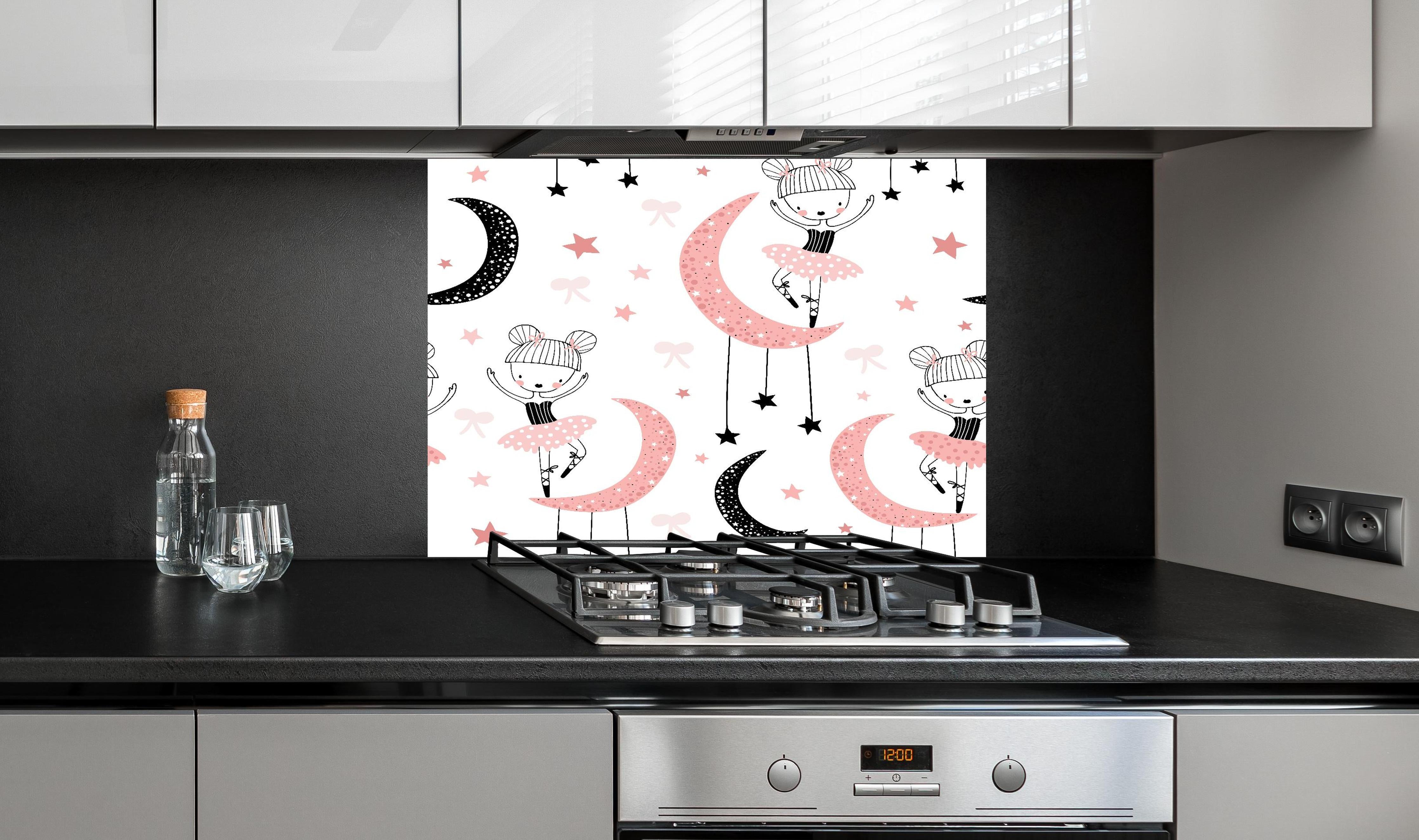 Spritzschutz - Süße Tanzende Mädchen auf Mond Illustration hinter einem Cerankochfeld zwischen Holz-Kochutensilien
