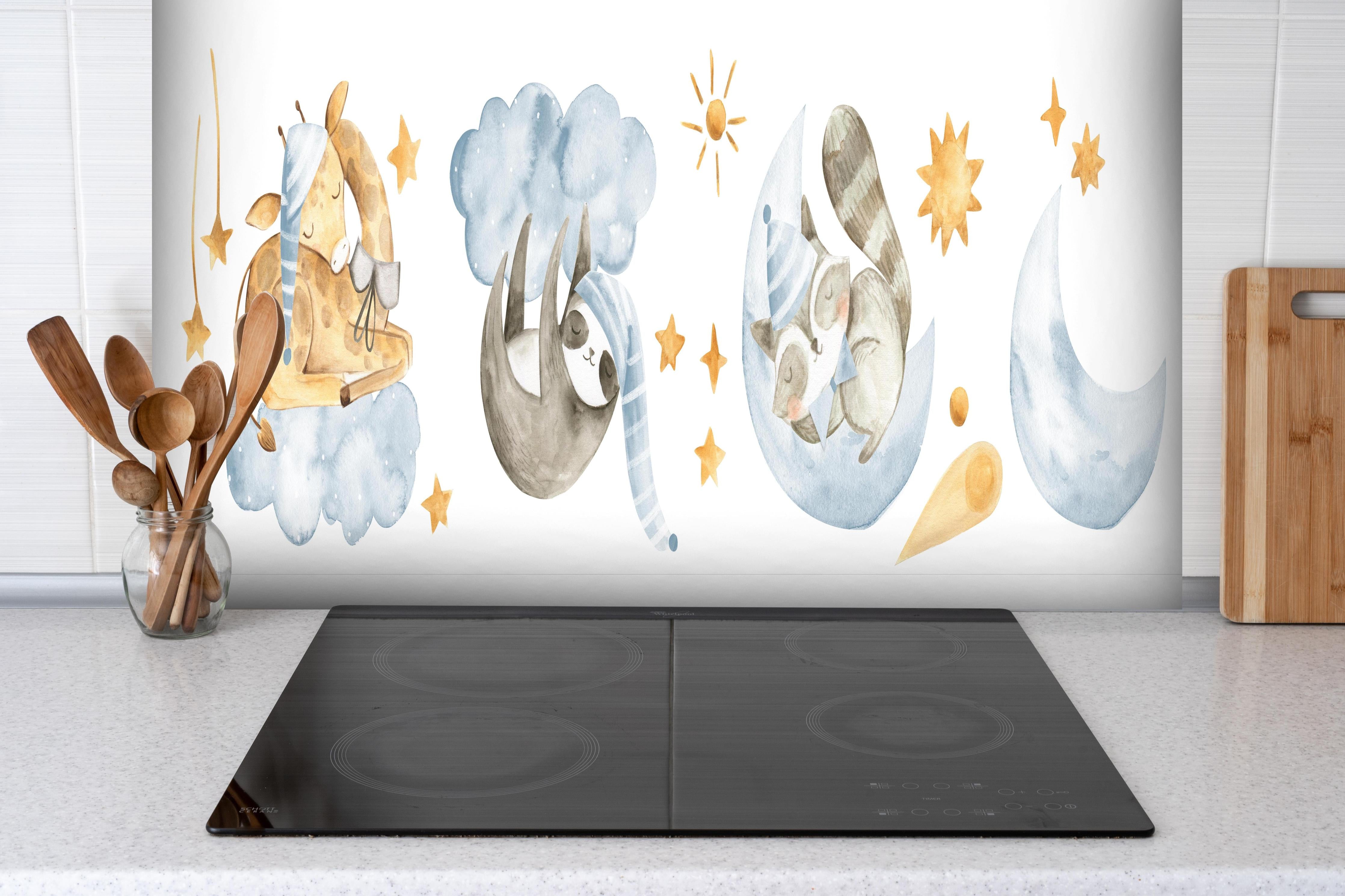 Spritzschutz - Süße Tierbabys Aquarell Blautöne Kunst hinter einem Cerankochfeld zwischen Holz-Kochutensilien
