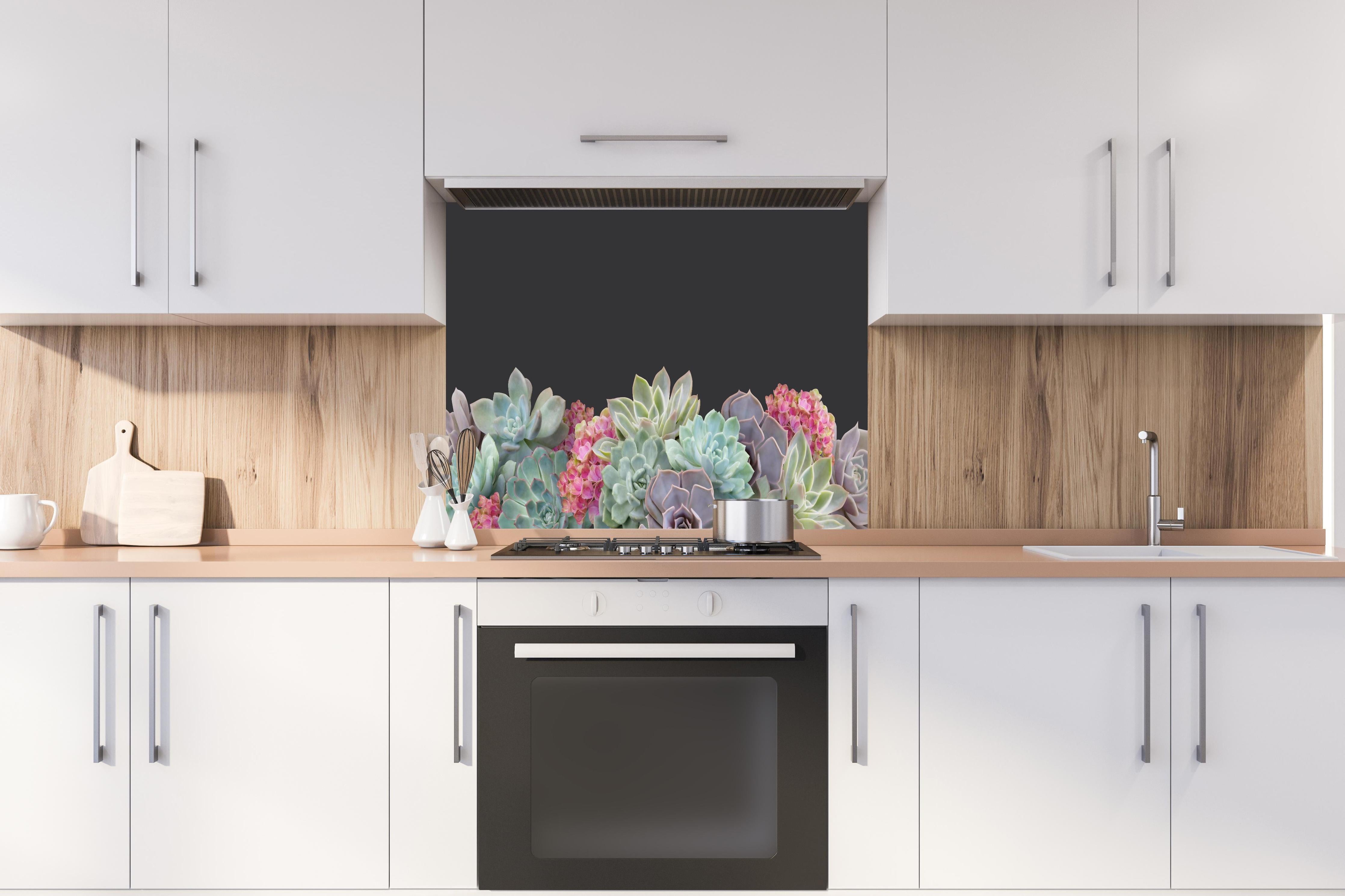 Spritzschutz - Sukkulente Blumen - Bunt hinter einem Cerankochfeld zwischen Holz-Kochutensilien
