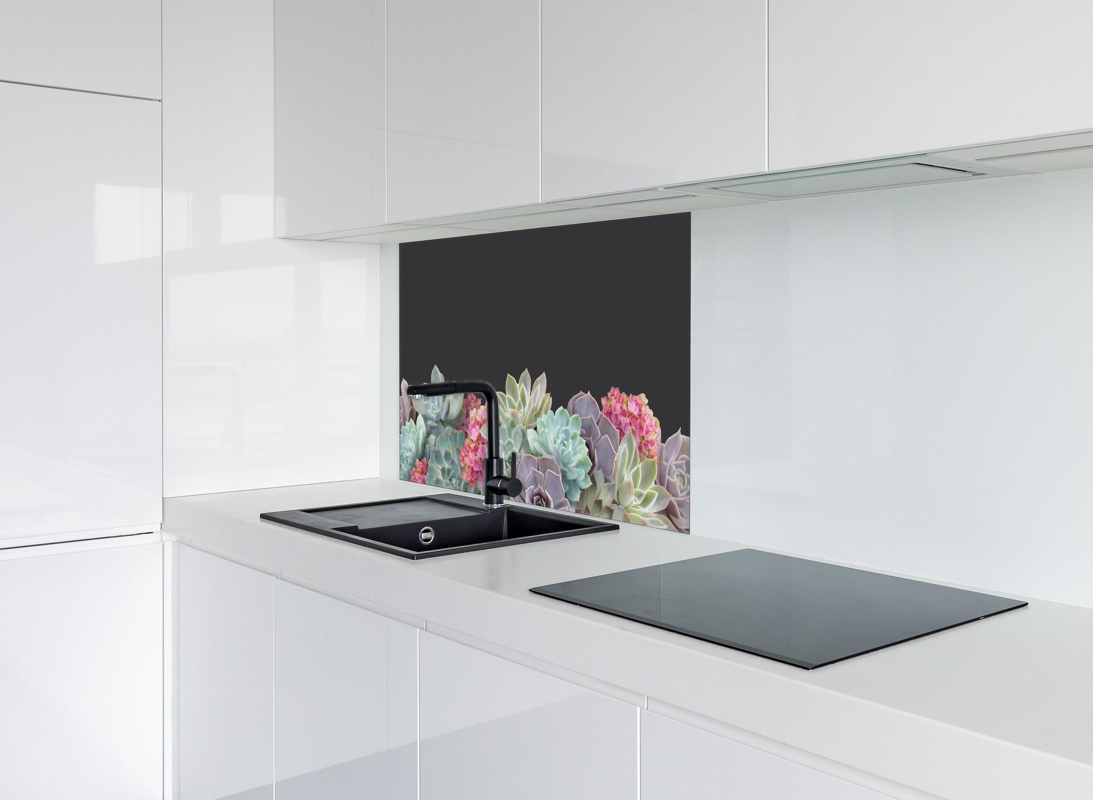 Spritzschutz - Sukkulente Blumen - Bunt hinter einem Cerankochfeld zwischen Holz-Kochutensilien
