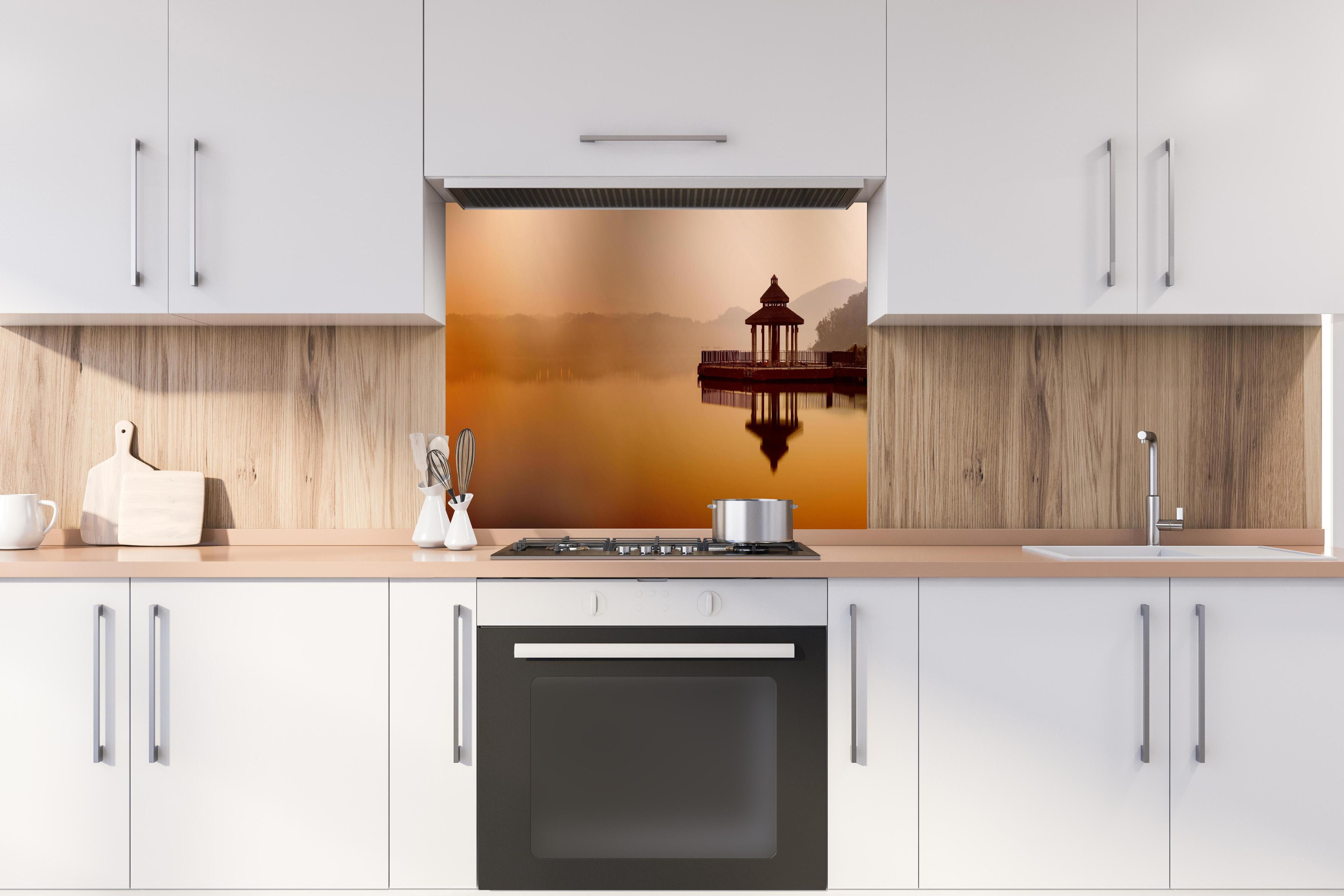 Spritzschutz - Sun Moon Lake hinter einem Cerankochfeld zwischen Holz-Kochutensilien
