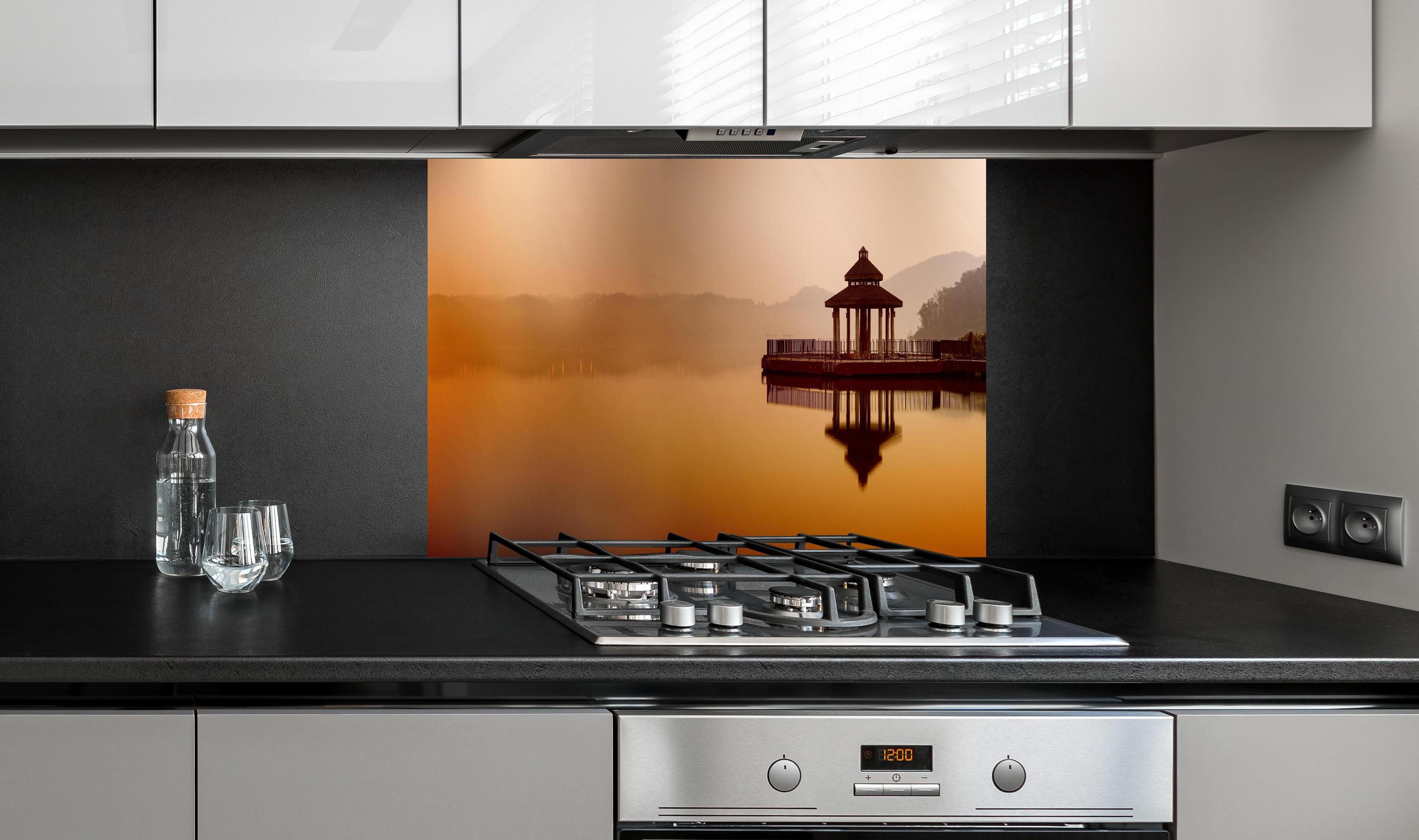 Spritzschutz - Sun Moon Lake hinter einem Cerankochfeld zwischen Holz-Kochutensilien
